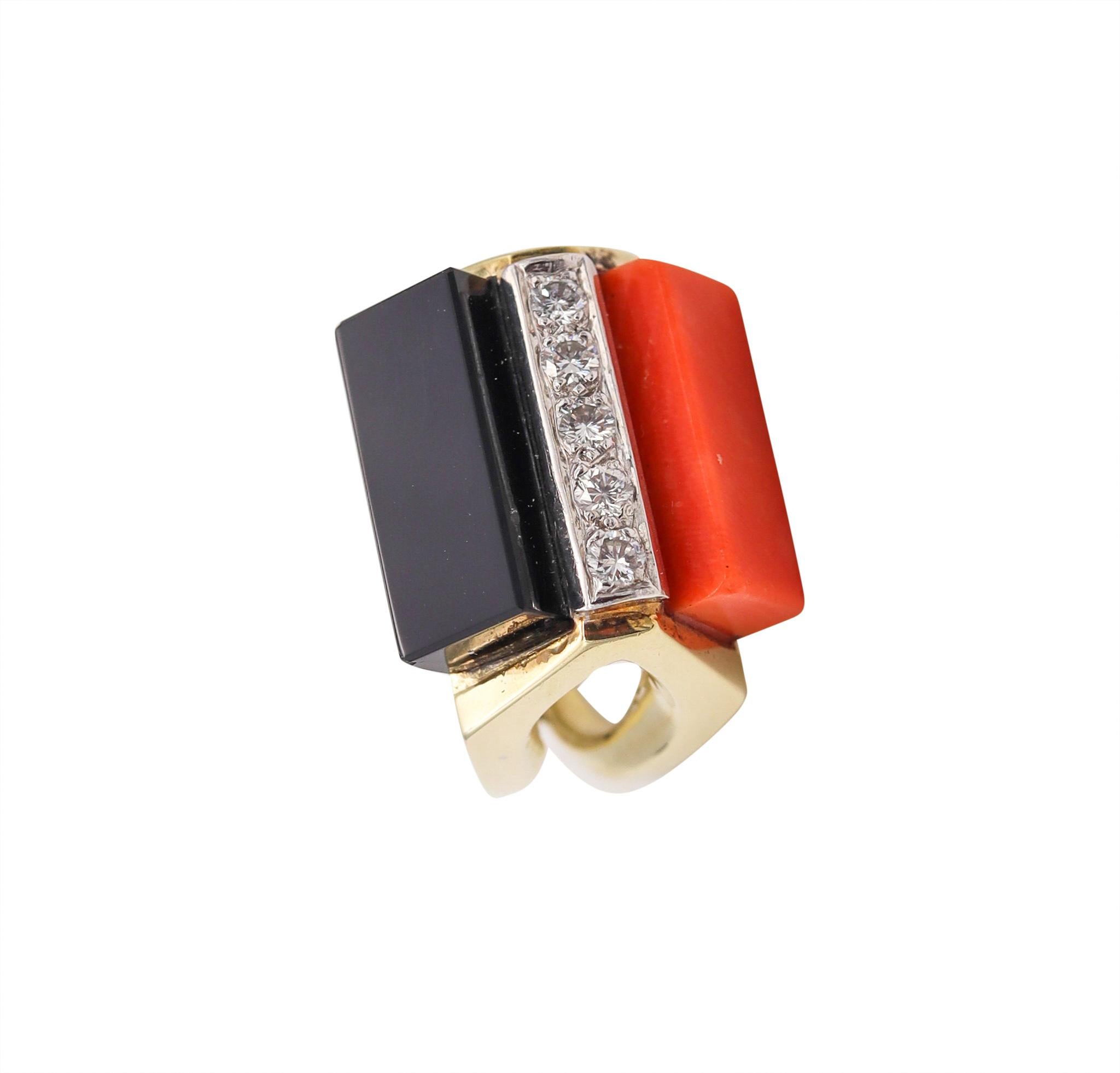 La Triomphe Geometric Cocktail Ring in 18Kt Gold with Diamonds Coral Onyx For Sale 2