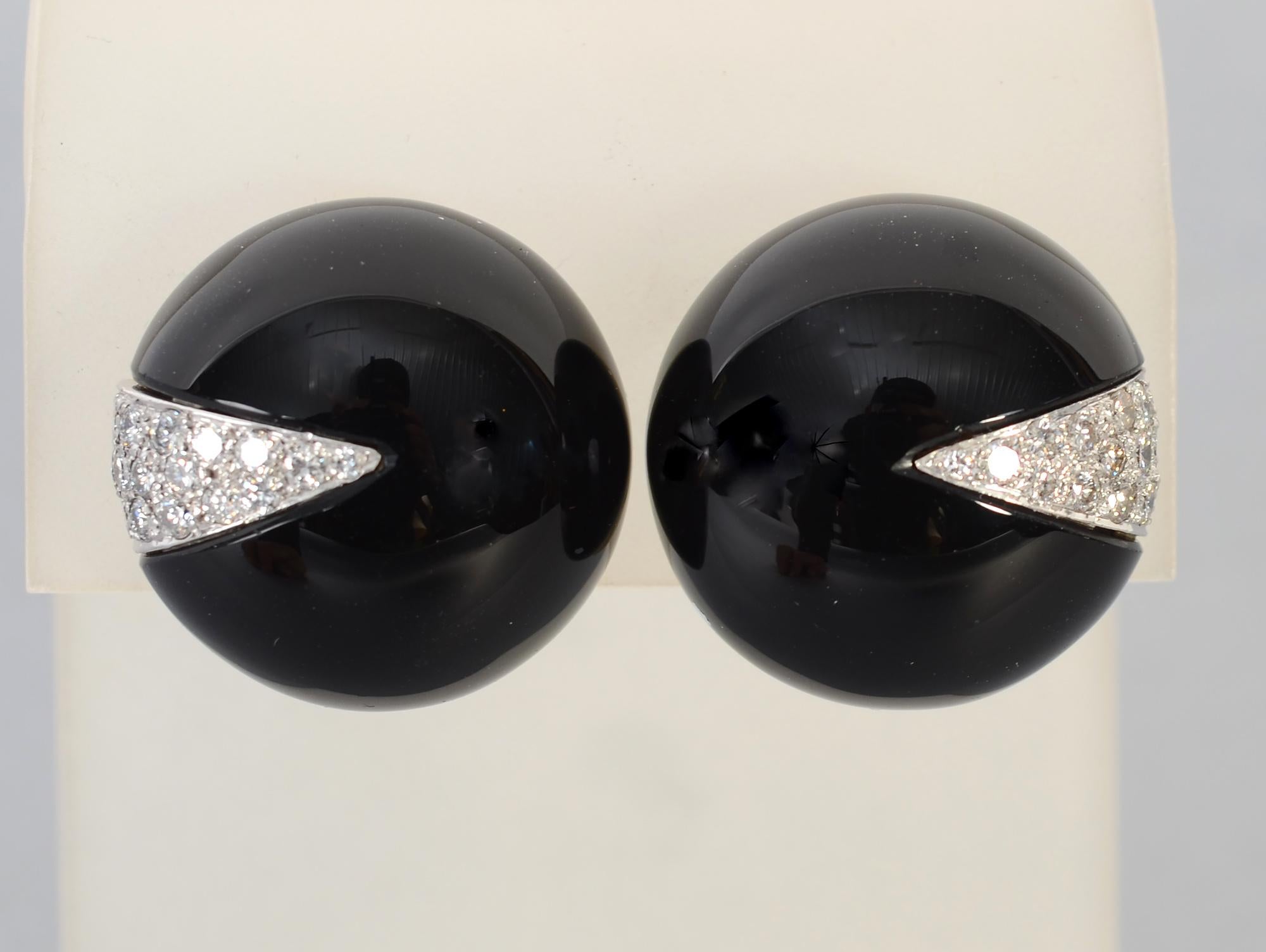 Schicke Ohrringe aus Onyx und Diamanten von La Triomphe. Der gewölbte Onyx ist einen halben Zoll hoch und hat einen Durchmesser von 3/4 Zoll. Ein mit Diamanten besetztes Dreieck sorgt für die richtige Portion Glitzer. Clip-Rückwände können in