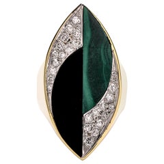 La Triomphe, bague cocktail longue en or 18 carats, malachite, onyx et diamants, années 1970