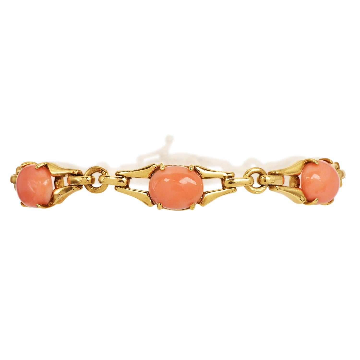 Dieses elegante La Triomphe-Armband im Vintage-Stil ist aus luxuriösem 18-karätigem Gelbgold gefertigt und mit sechs ovalen, pfirsich-orangenen Cabochon-Korallen verziert, die einen raffinierten und zeitlosen Look bieten.

Das Armband bietet eine