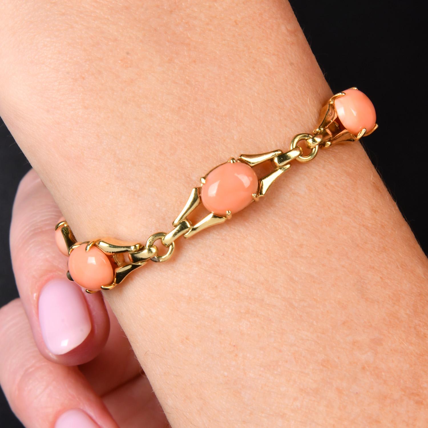 La Triomphe Vintage Koralle 18K Gold Cabochon Gliederarmband im Zustand „Hervorragend“ im Angebot in Miami, FL