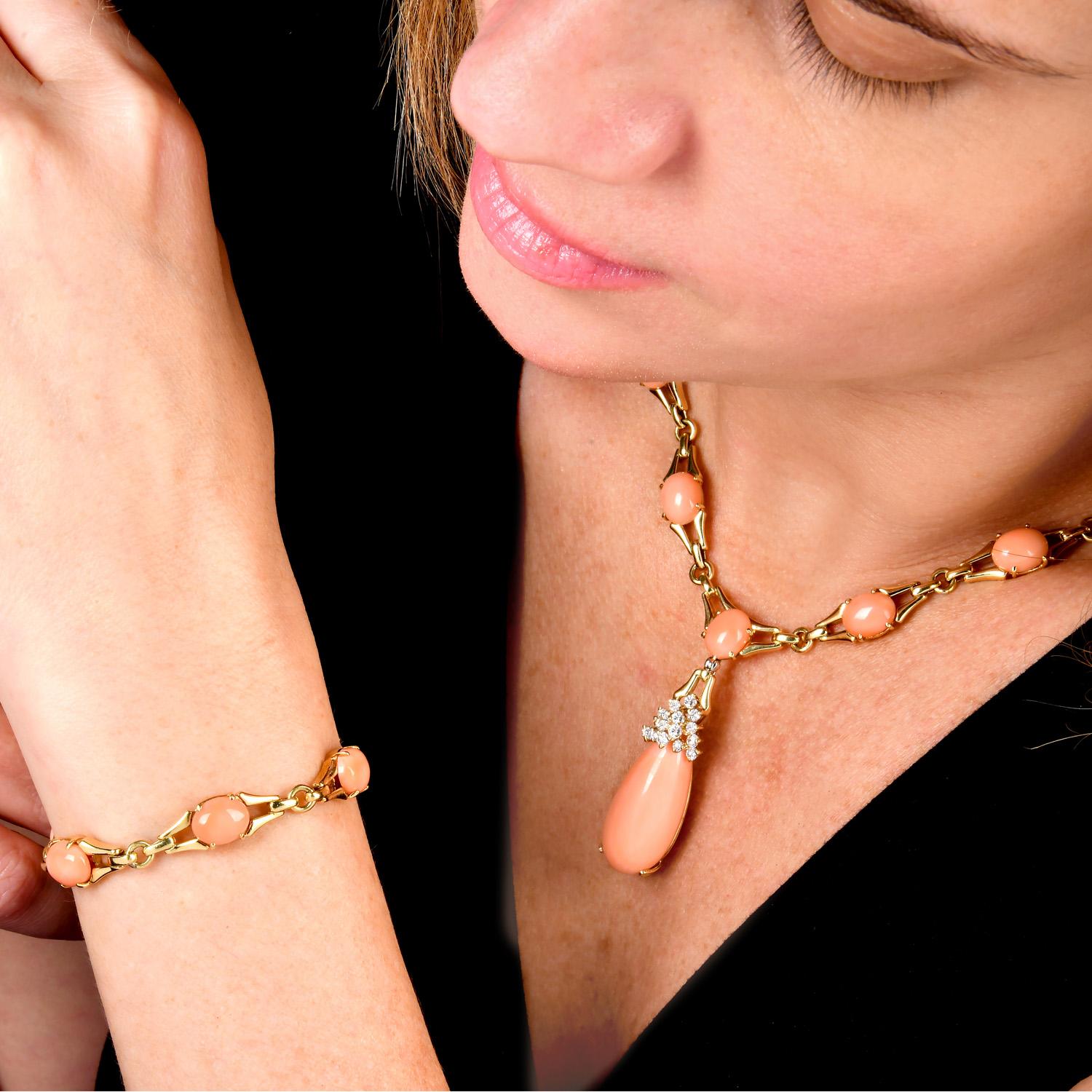 La Triomphe Vintage Koralle 18K Gold Cabochon Gliederarmband im Angebot 1