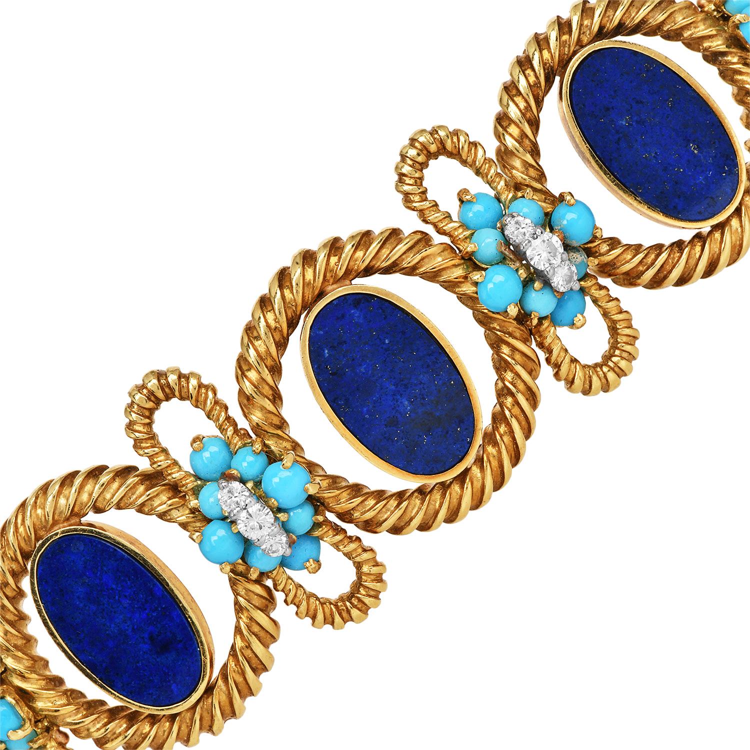 Questo braccialetto vintage di La Triomphe, un capolavoro di design e artigianato, è un pezzo di grande impatto che risale alla fine degli anni '60. Meticolosamente realizzato a mano in oro giallo massiccio 18 carati, presenta una disposizione