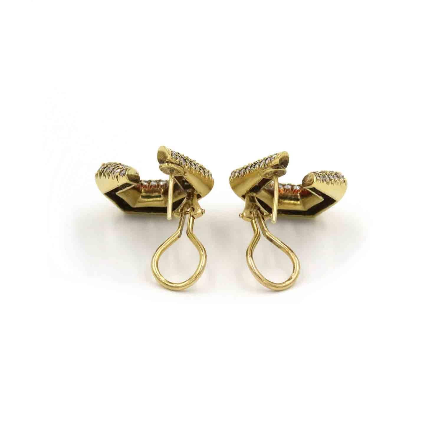 Taglio rotondo Orecchini La Triumphe con pavé di diamanti e 4,0 CTW di diamanti in oro giallo 18K in vendita