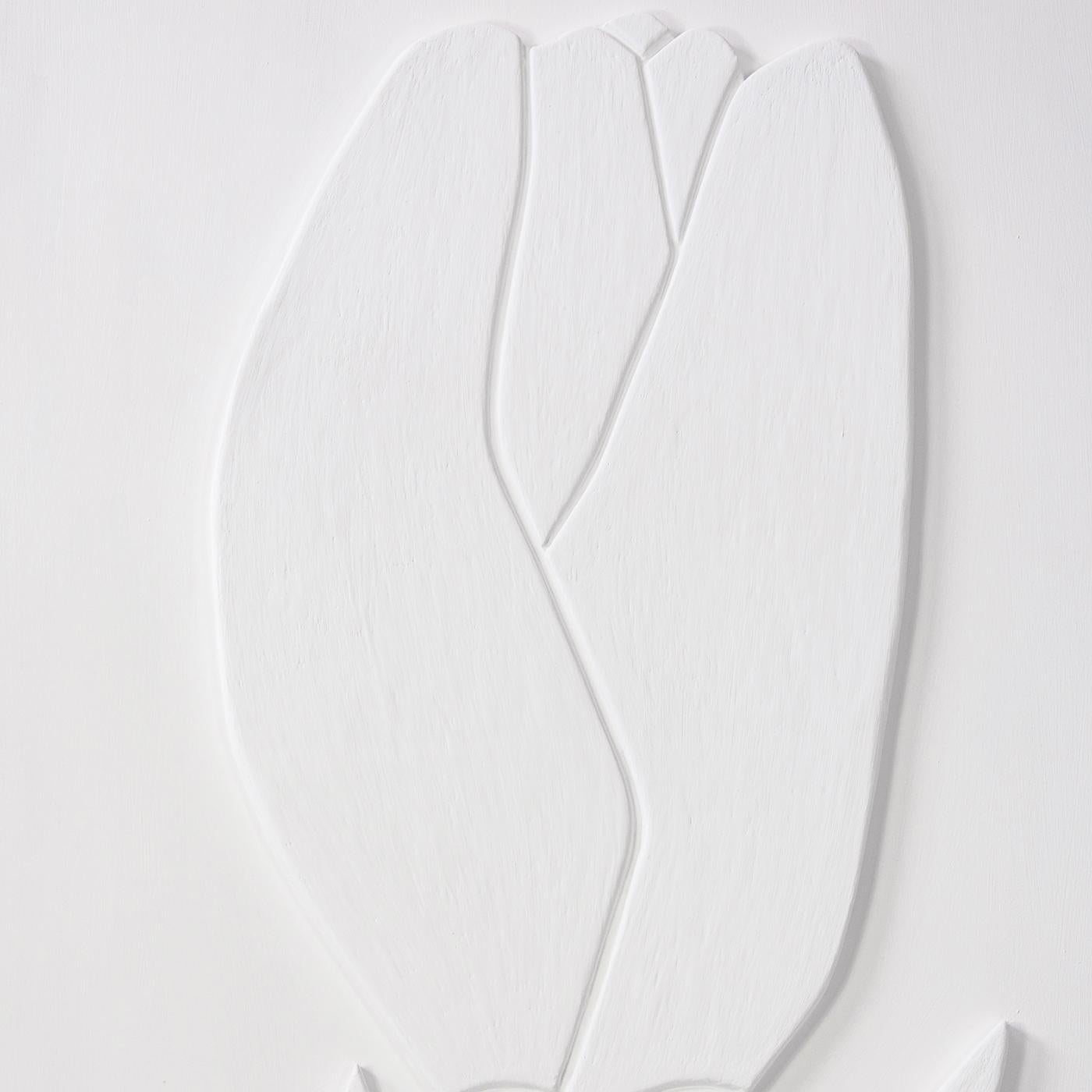 A splendid artwork of incomparable elegance and masterful craftsmanship, this exquisite wall panel is entirely handcrafted and painted by artist Giannella Ventura. Painted on wood, it features a three-dimensional white tulip set against a two-tone,