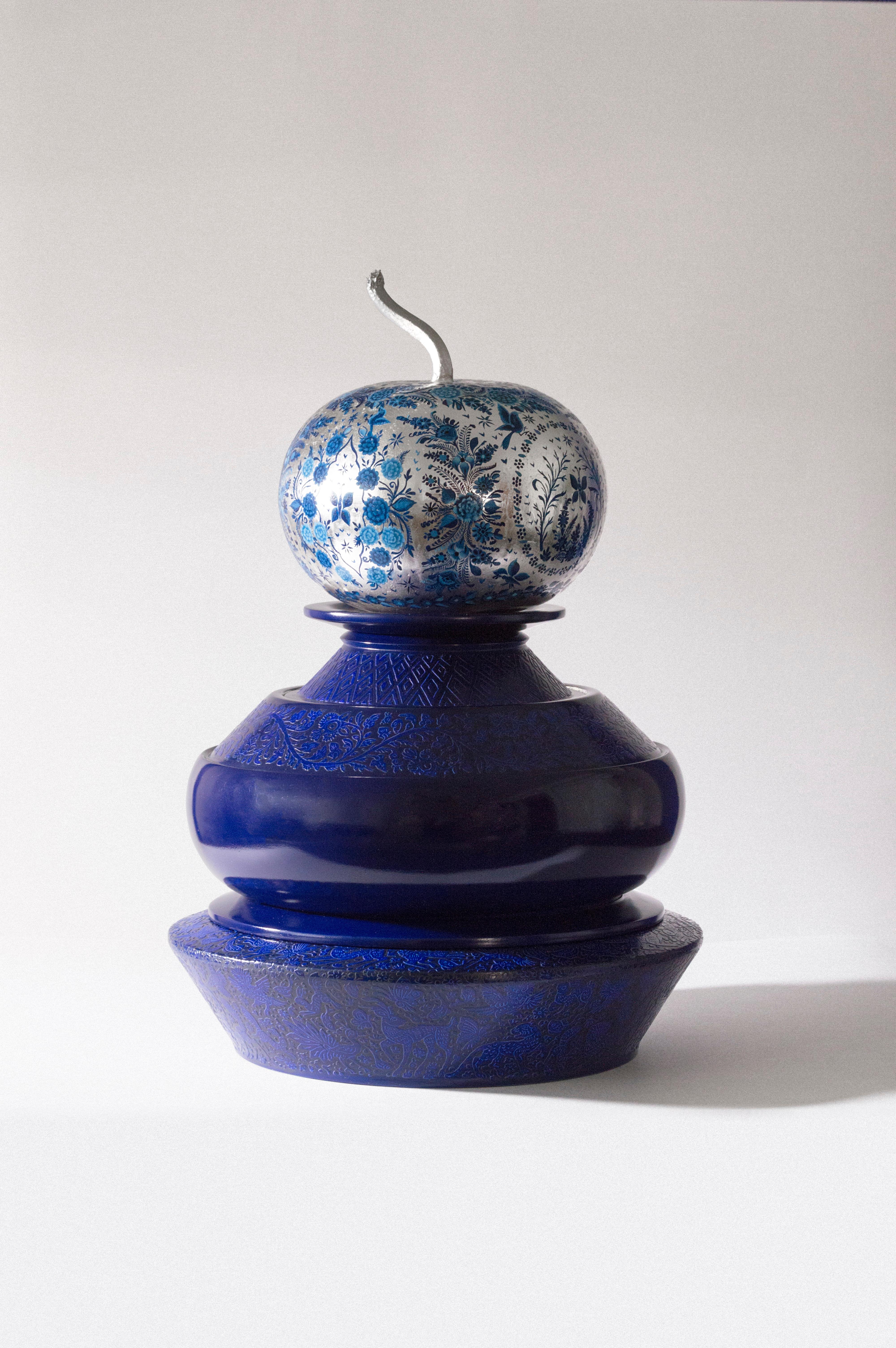 Urna La Urna Azul di Acoocooro
Dimensioni: ø 27 x H. 35 cm.
Materiali: Urne e vasi impilabili (3) e vassoio (1) in legno di cedro bianco tornito; zucca naturale (