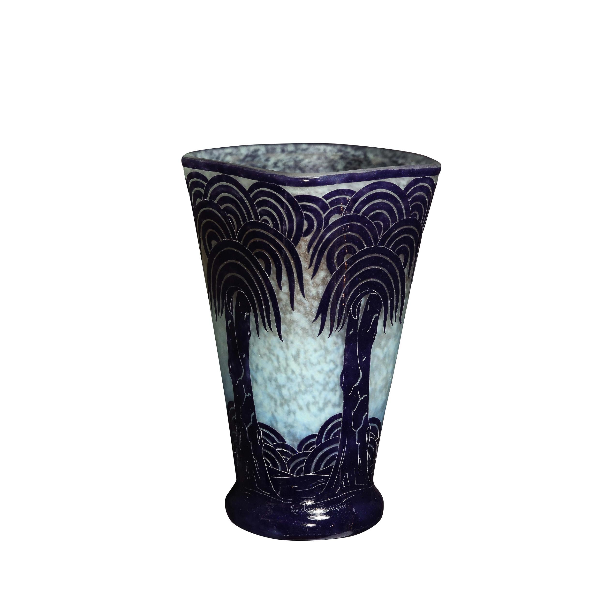 Vase en verre camée de palmier stylisé La Verre Français par Charles Schneider Excellent état à New York, NY
