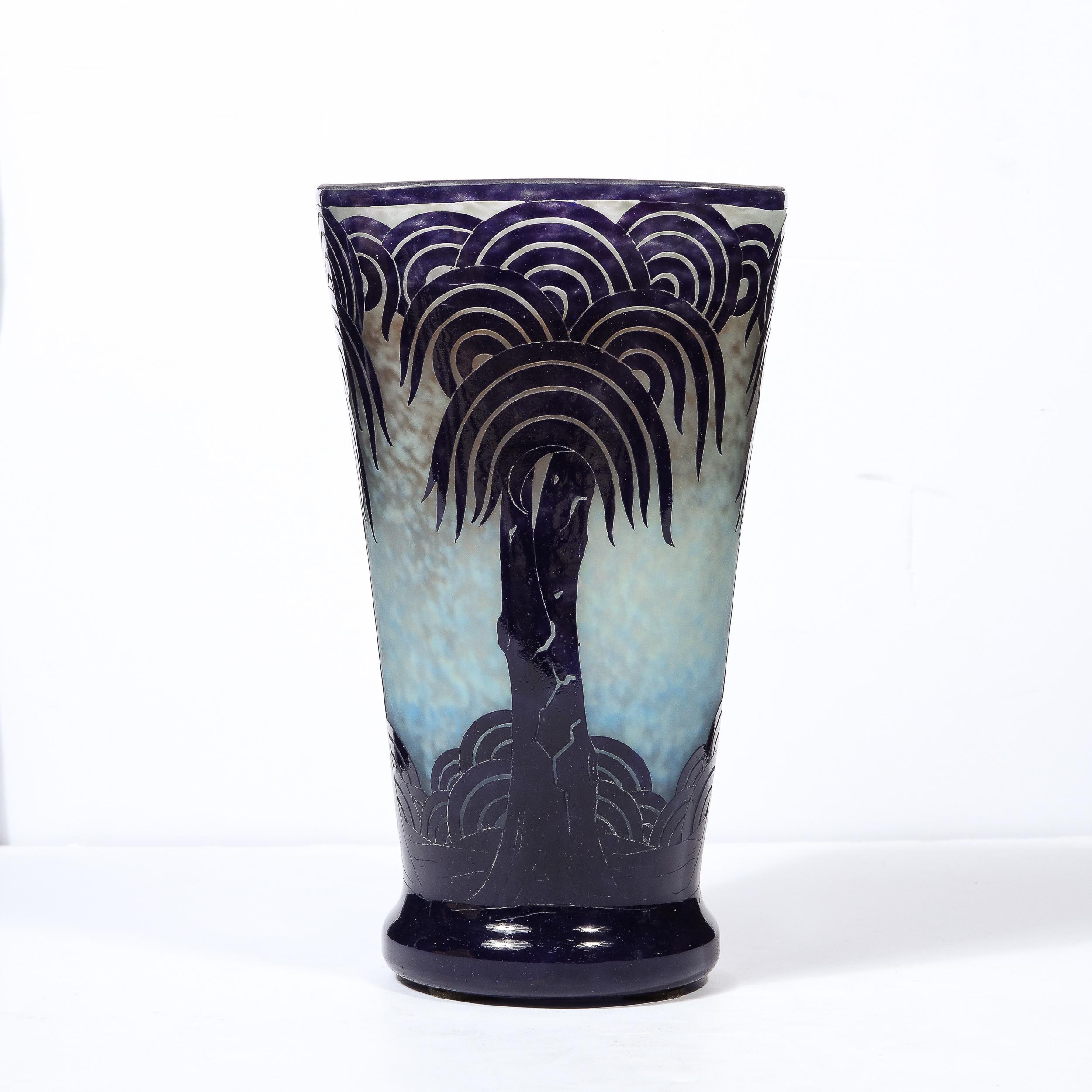 Milieu du XXe siècle Vase en verre camée de palmier stylisé La Verre Français par Charles Schneider