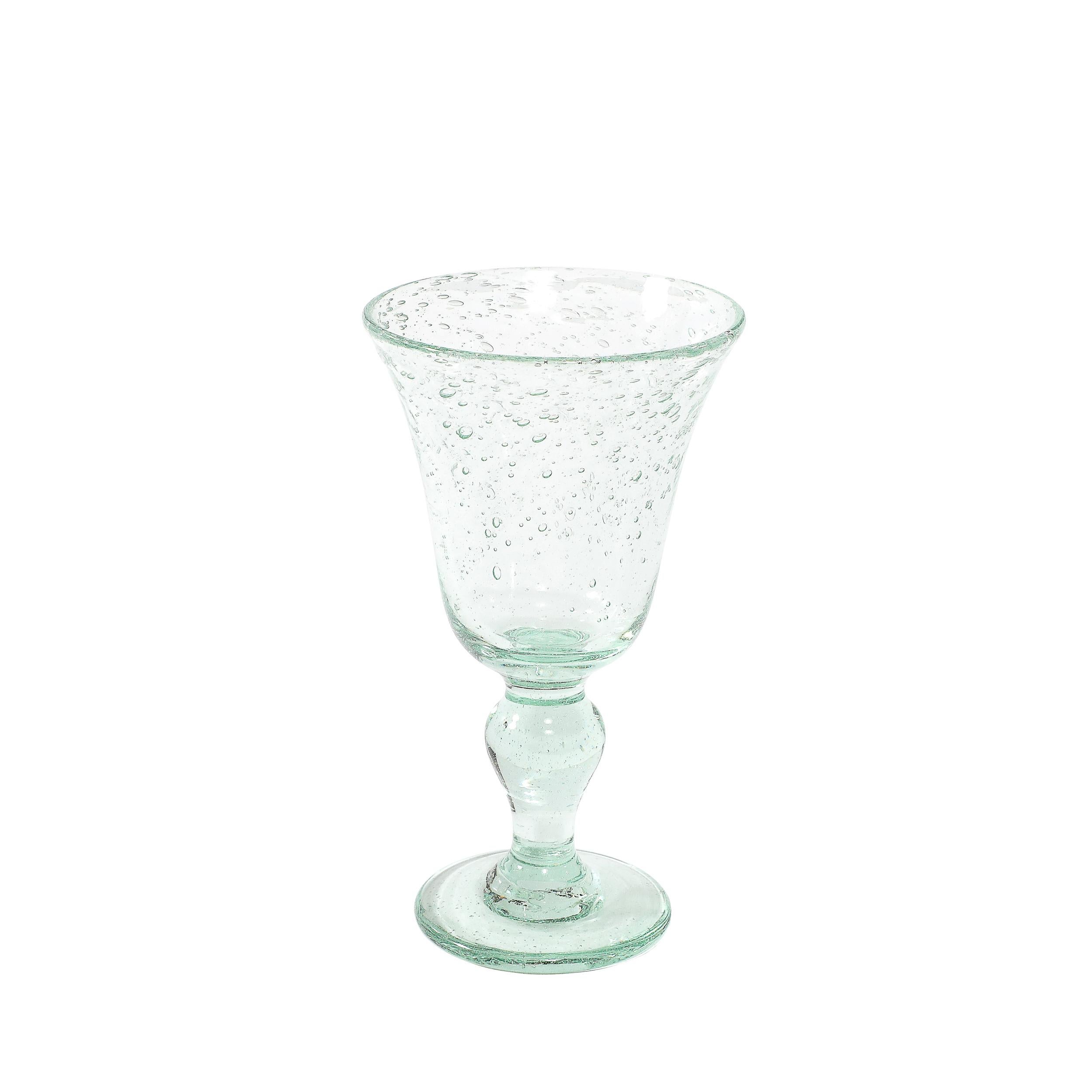 Cet ensemble exquis de douze verres à pied soufflés à la bouche, conçus par la célèbre Verrerie de Biot en France au cours du XXe siècle, témoigne d'un savoir-faire raffiné et d'un design intemporel. Chaque verre présente une douce teinte