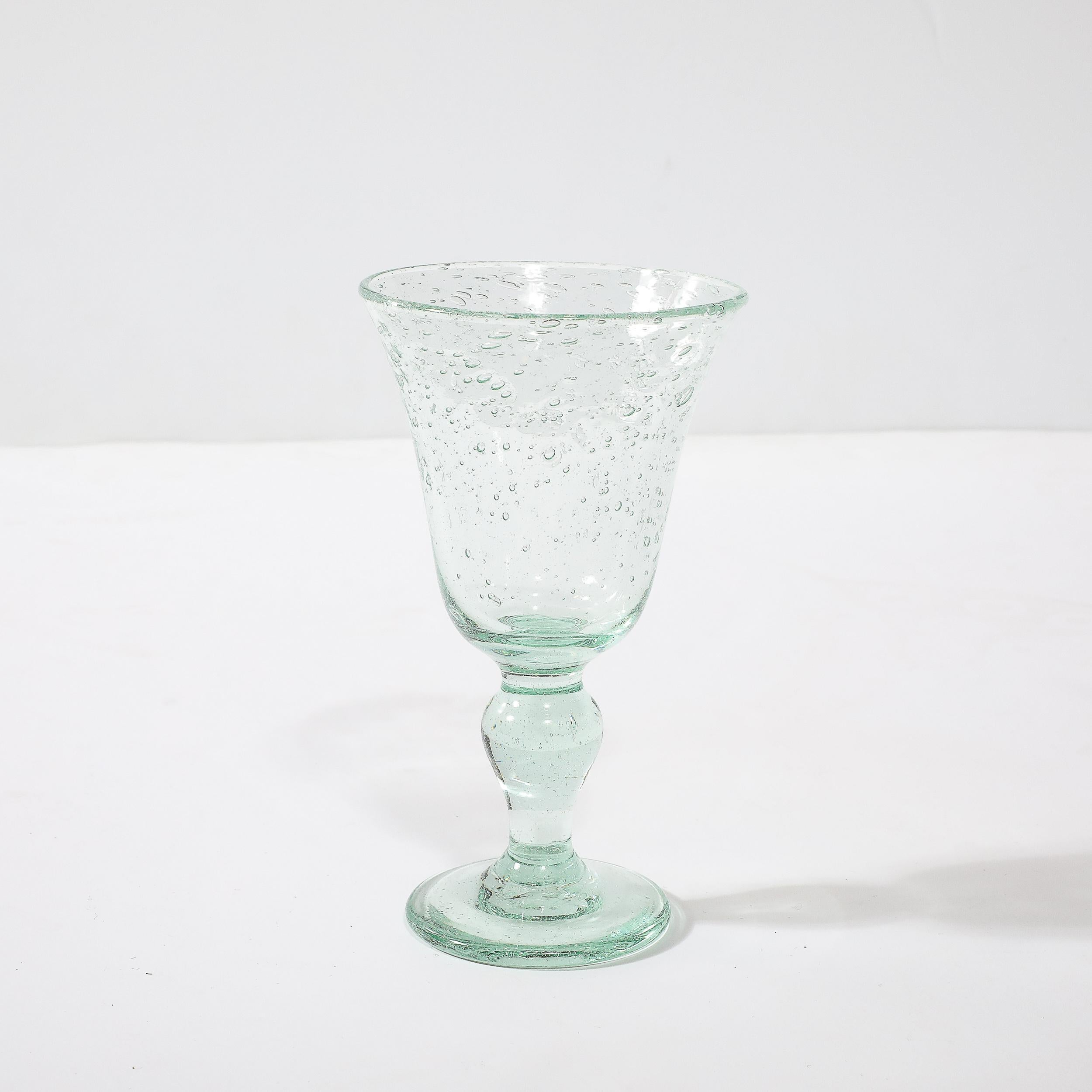 Ensemble de 12 verres à pied La Verrerie de Biot soufflés à la main, aigues-marines pâles et pâles Excellent état - En vente à New York, NY