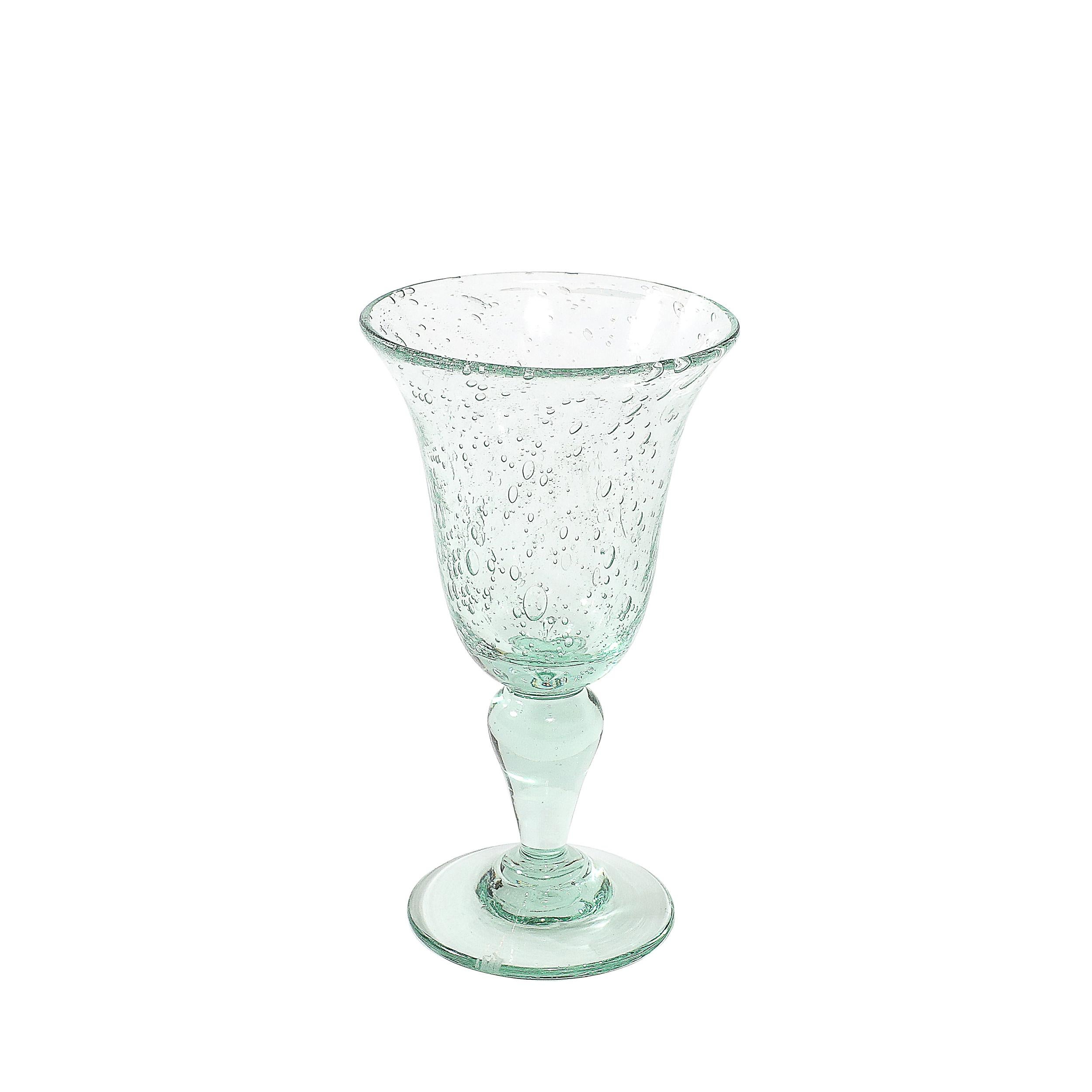 Cet élégant ensemble de six verres à pied soufflés à la bouche, créés par la célèbre Verrerie de Biot en France au cours du XXe siècle, met en valeur l'art et le savoir-faire intemporels qui ont fait la renommée du Studio. Chaque verre est fabriqué