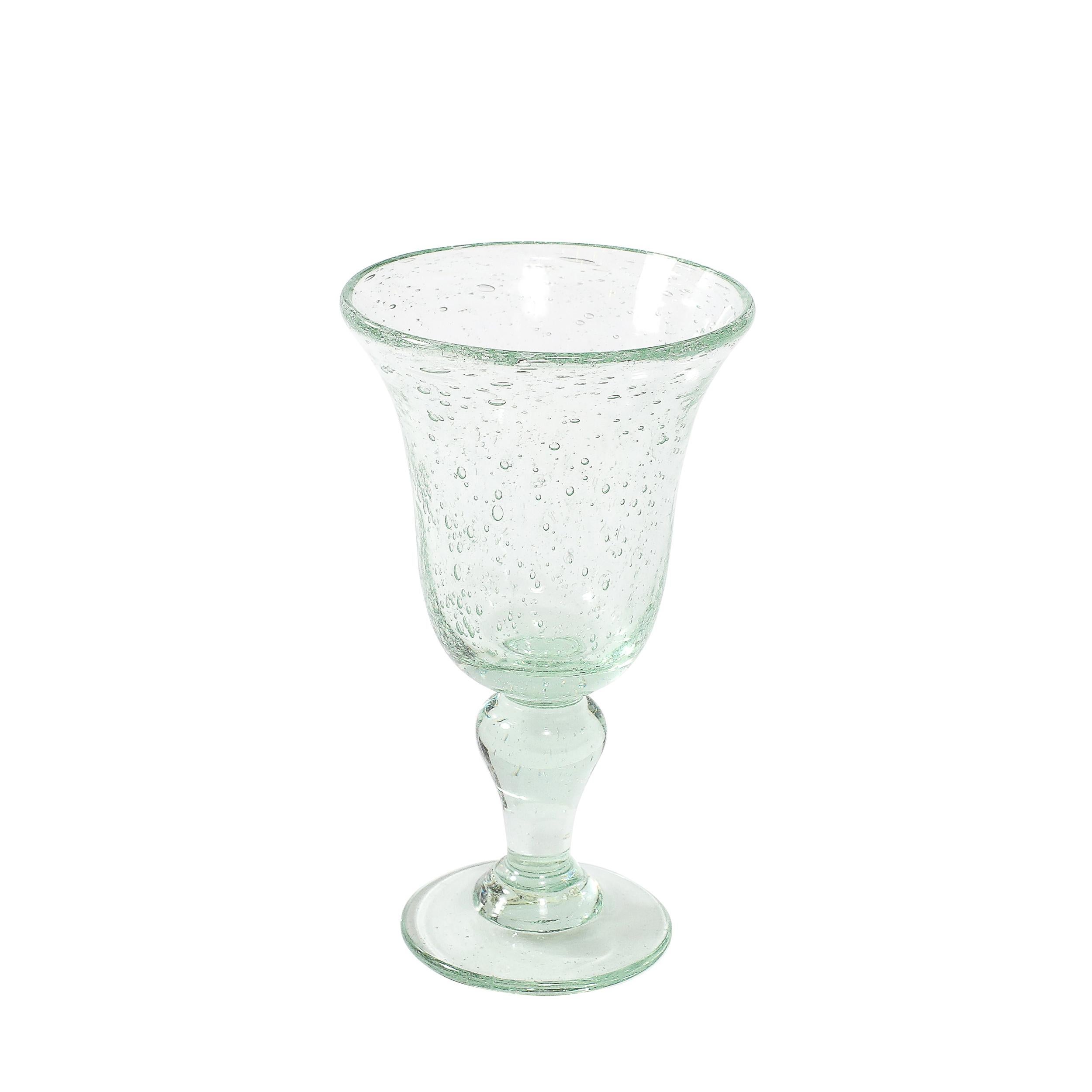 Ce superbe ensemble de huit verres à pied soufflés à la bouche, fabriqués par la célèbre Verrerie de Biot en France au cours du XXe siècle, incarne l'art et le savoir-faire intemporels qui ont fait la renommée du studio. Chaque verre est rendu dans