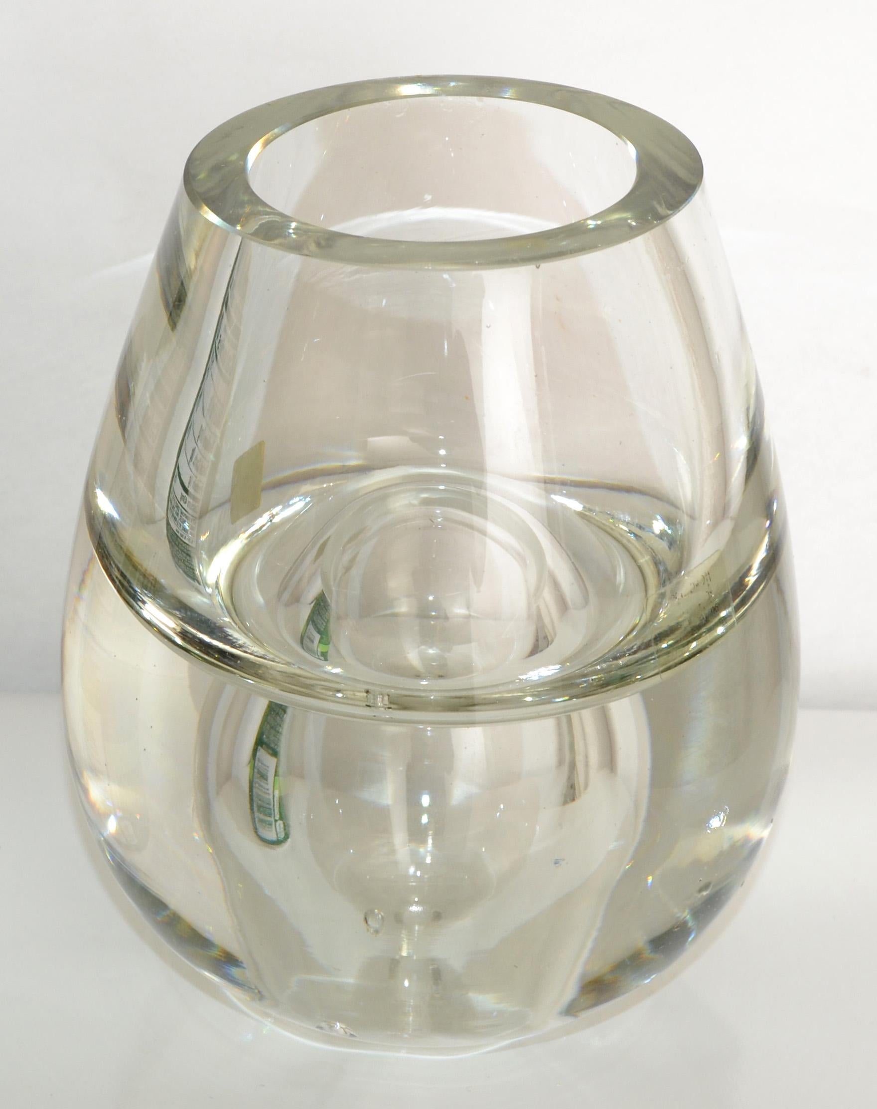 La Vida Crystal transparentes mundgeblasenes Kunstglas aus Polen, reversibel.
Die große Öffnung mit 2,25 Zoll Breite ist für einen kleinen Strauß und die kleine Öffnung, 0,25 Zoll für eine einzelne Blume.
Mid-Century Modern einzigartige Glaskunst