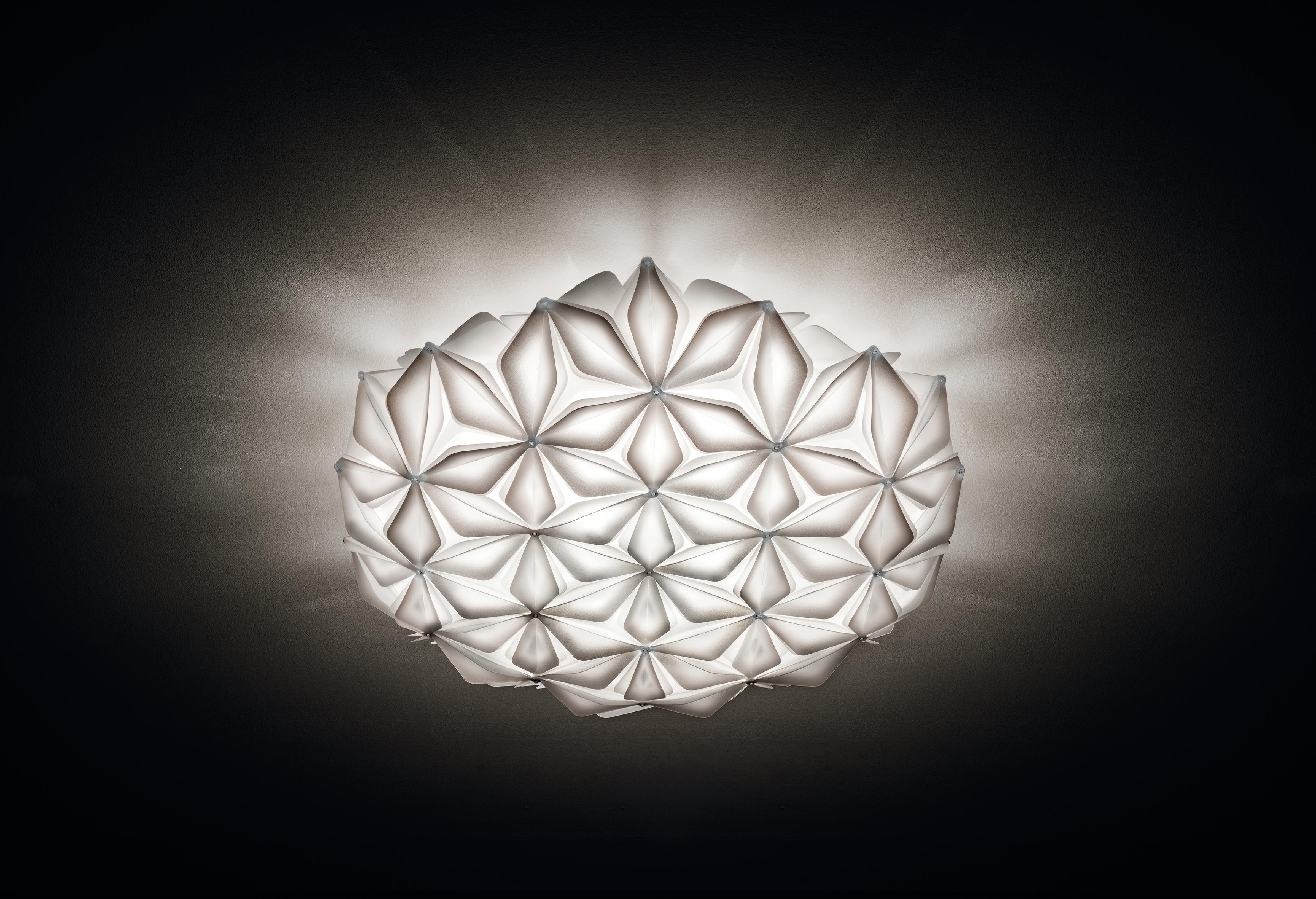La Vie es sinónimo de energía y armonía, inspirada en la célebre simbología de la Flor de la Vida, que representa las infinitas configuraciones de materiales, desde átomos a galaxias, que contiene el universo. La Vie se presenta en vivas