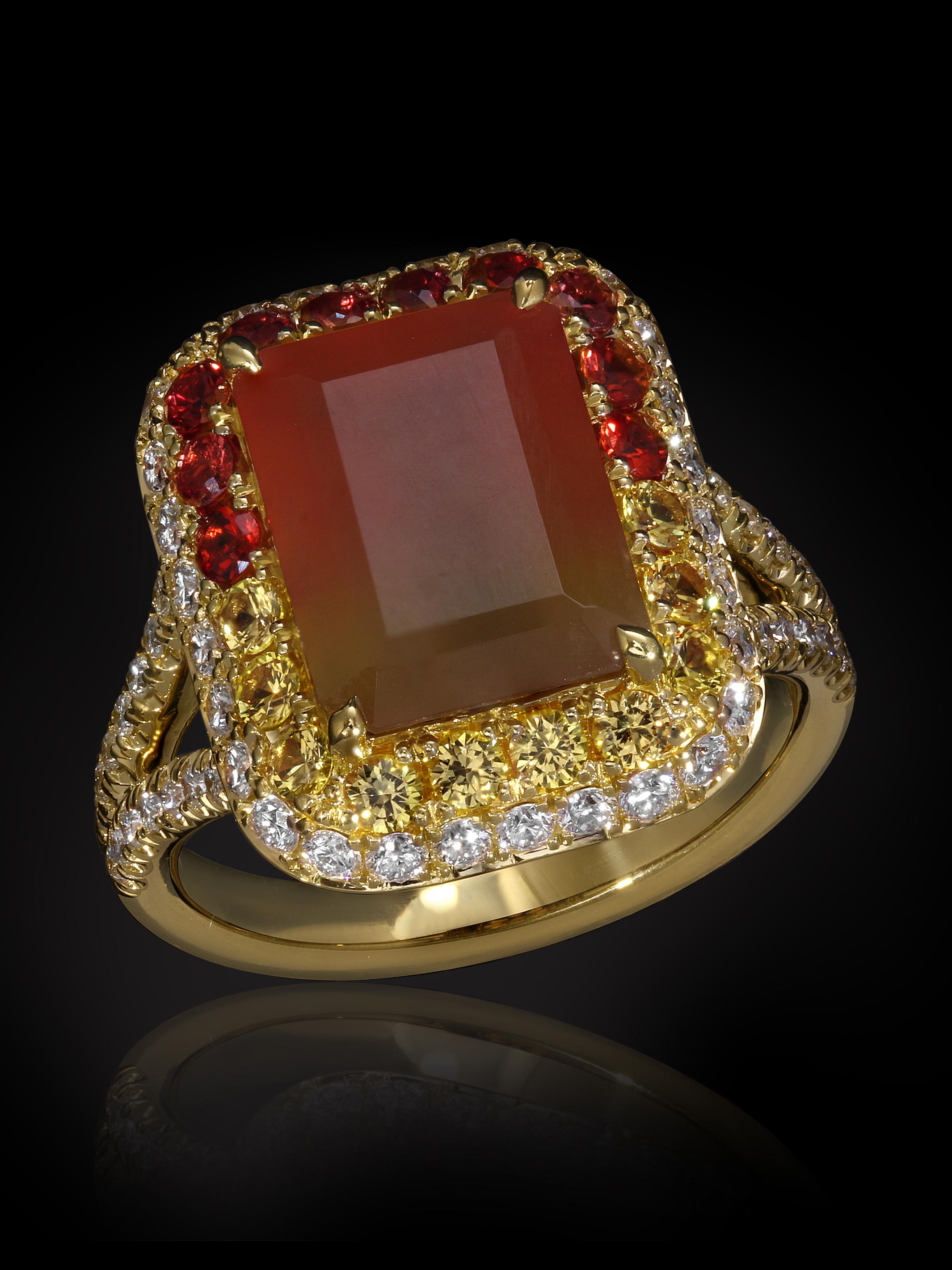 La Vie est Coleur Bague en grenat hydrogrossulaire.  Une bague digne d'une déesse. Cette bague est une véritable pièce unique en raison de la rareté de la pierre centrale. Le grenat hydrogrossulaire bicolore de cette qualité et de cette couleur est