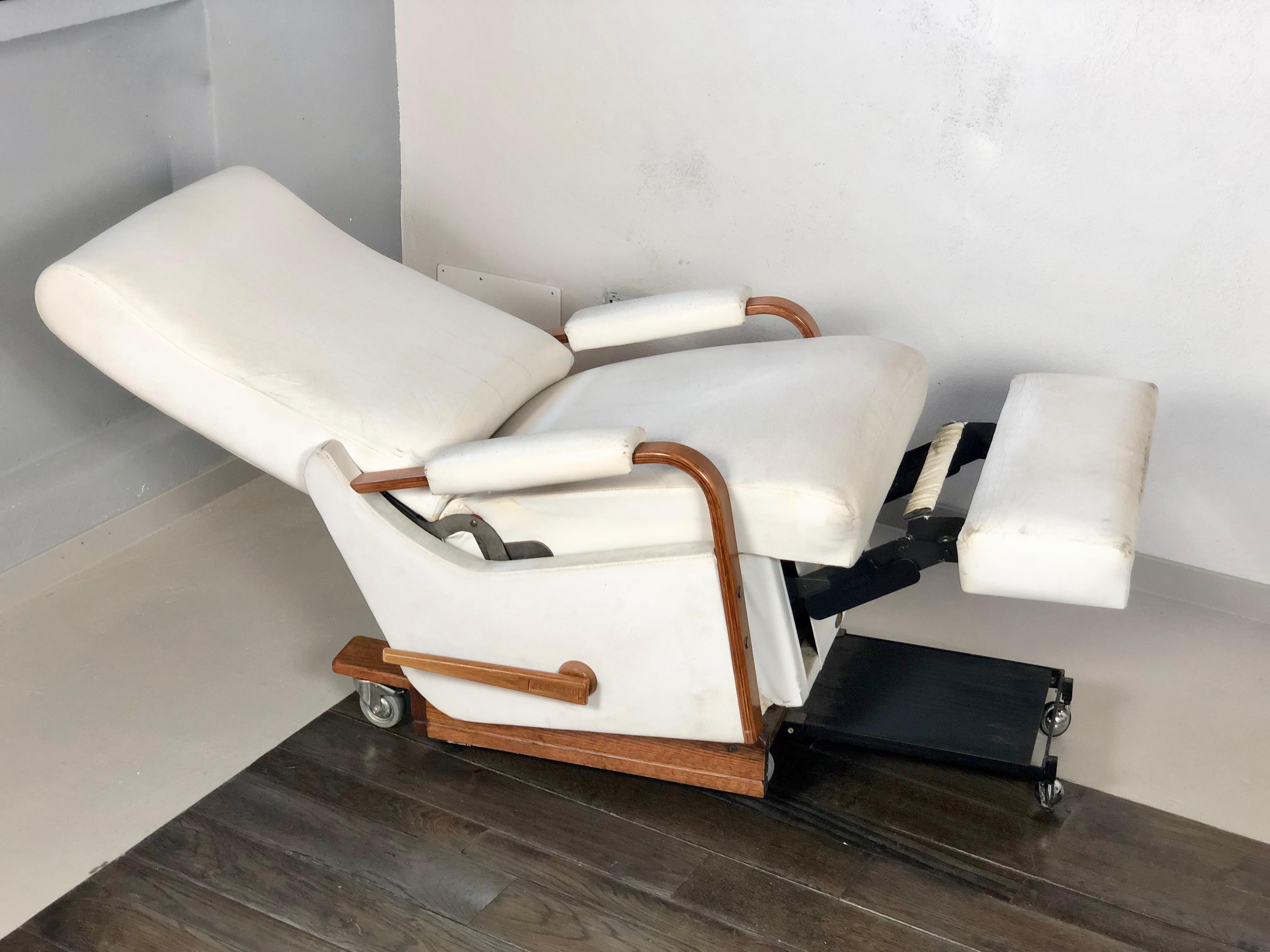 A Pizzetti original, Classic La-z-boy reclining rocking chair, made of walnut and white leather, Italy circa 1960s.
The leather shows signs of the time, as shown in the photos, but it can be replaced on request.
   