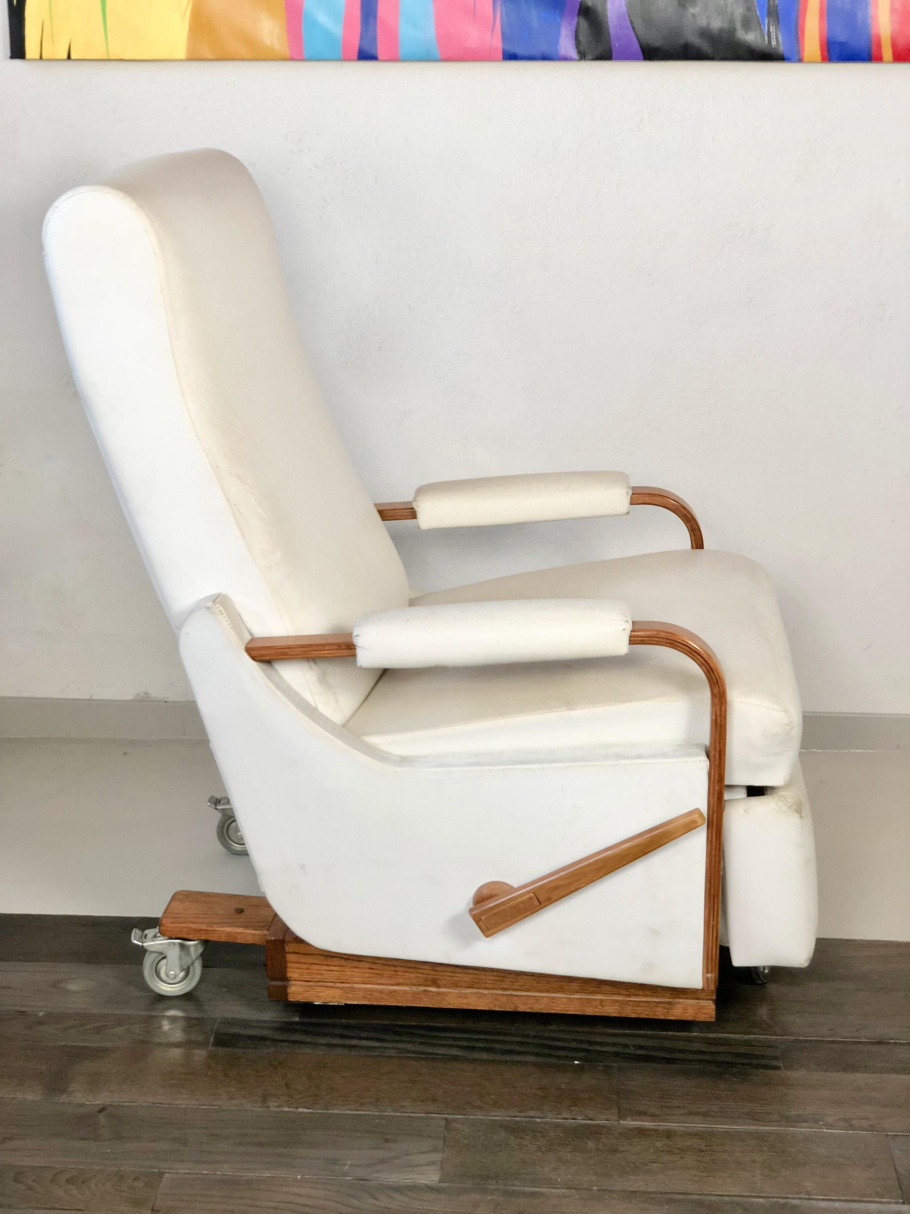 italien Fauteuil à bascule La-Z-Boy par Pizzetti Roma, noyer, cuir blanc, Italie, années 1960 en vente