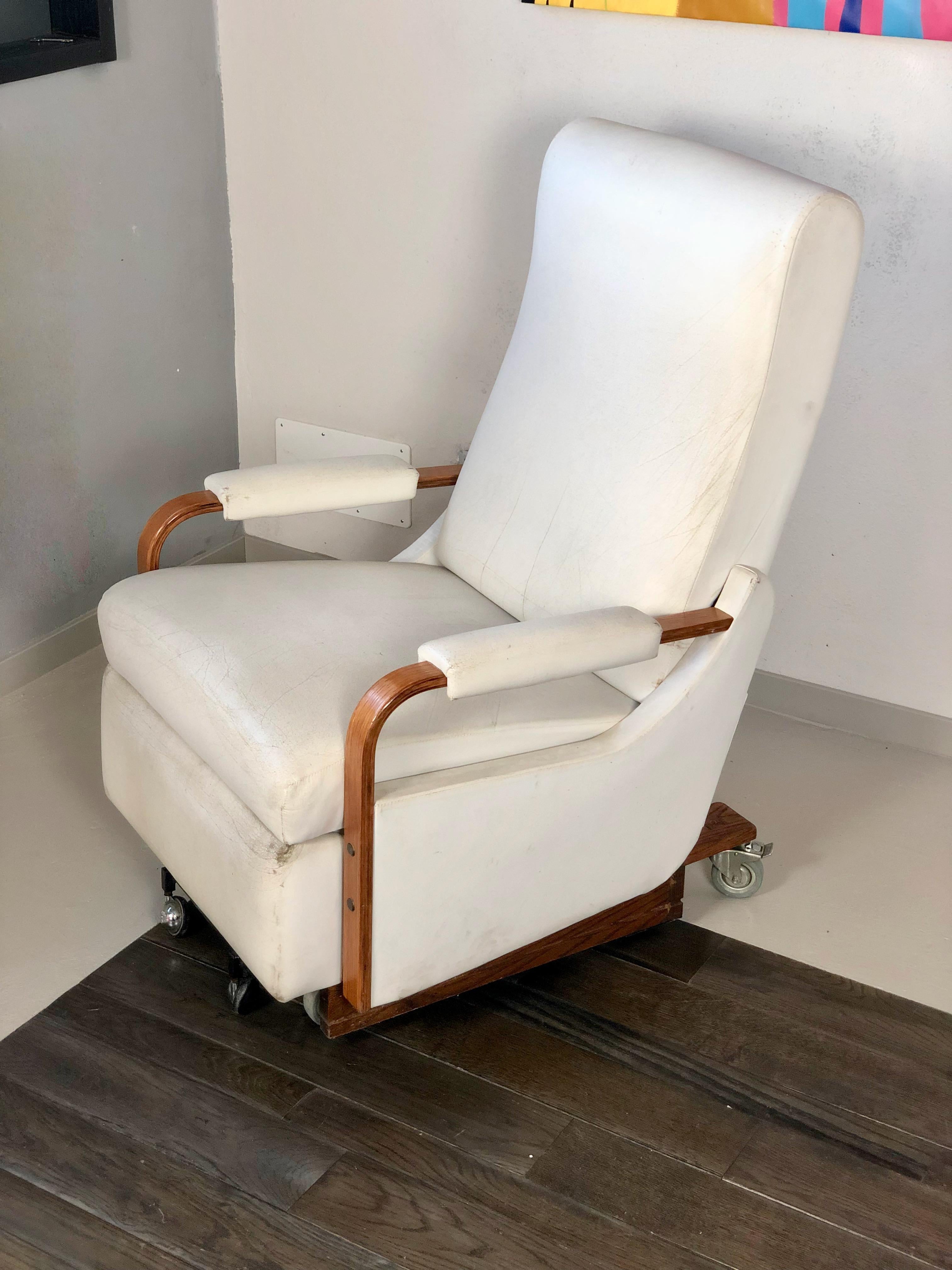 Mid-Century Modern La-z-boy Rocking Armchair by Pizzetti Roma, Walnut, White Leather, Italy, 1960s For Sale