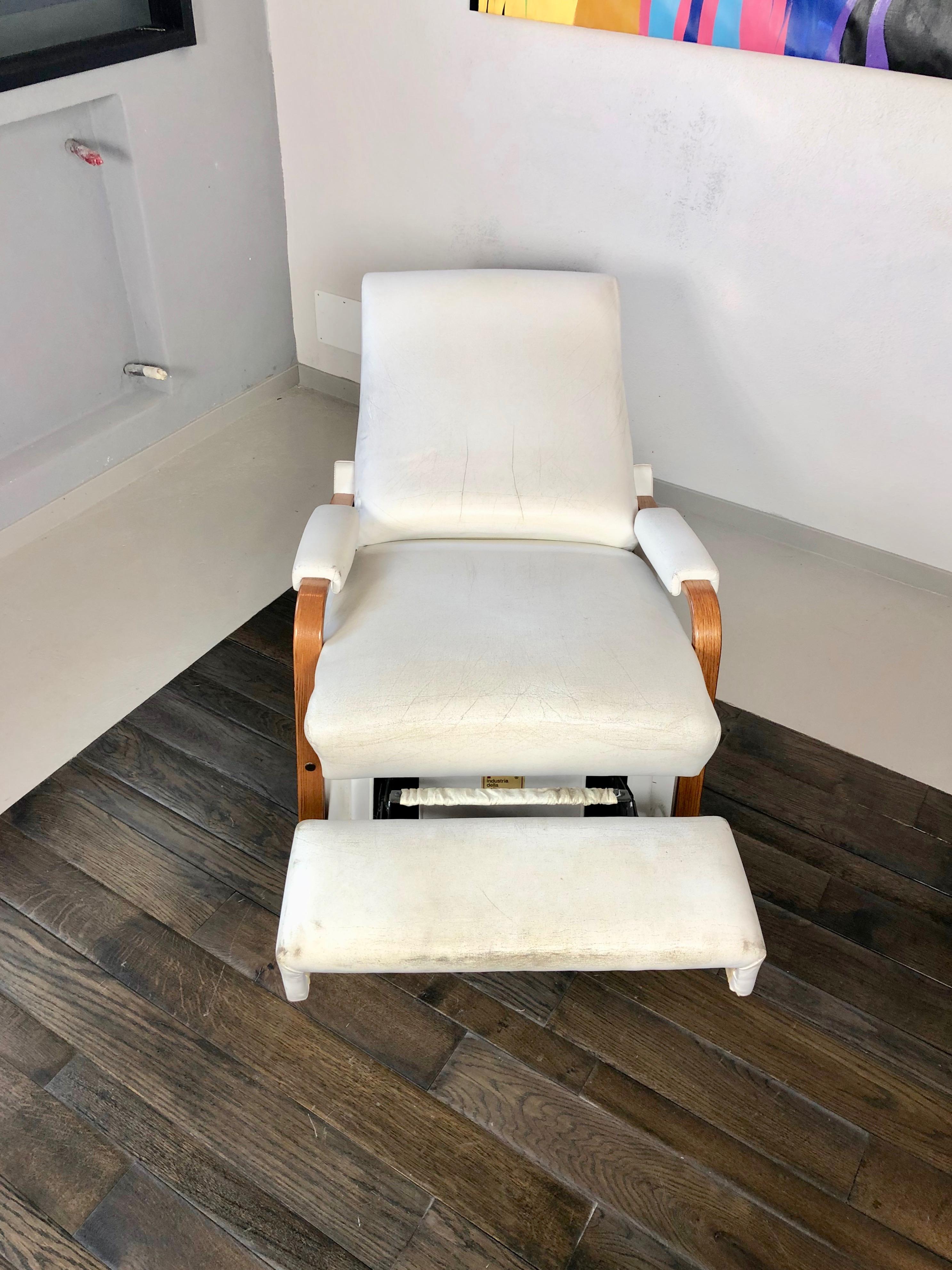 La-z-boy Rocking Armchair by Pizzetti Roma, Walnut, White Leather, Italy, 1960s In Good Condition For Sale In Rome, IT