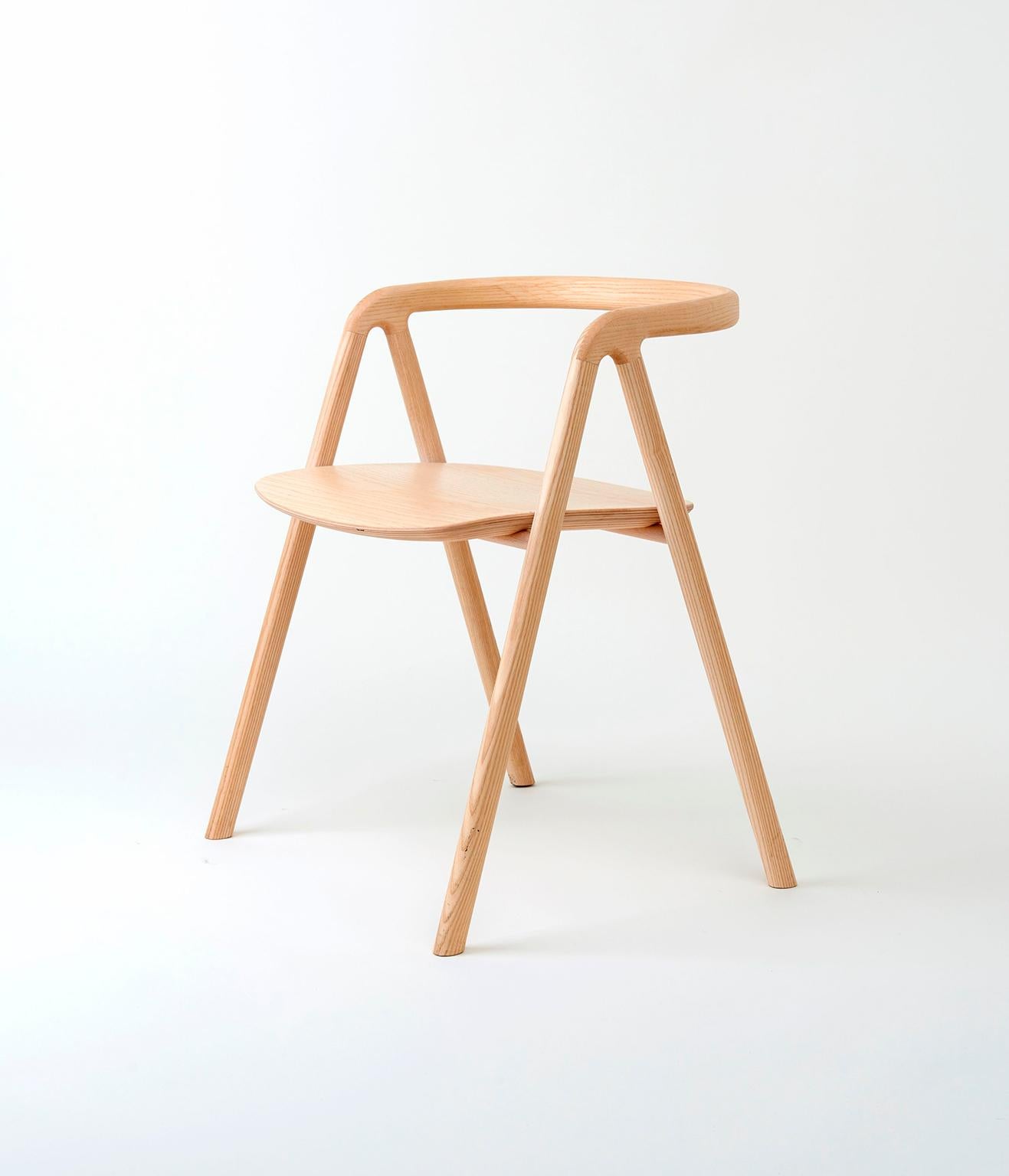 Ce classique moderne a été conçu par Saku Sysiö de l'agence de design et d'innovation Aivan. Le mobilier aux formes douces et organiques, avec sa 