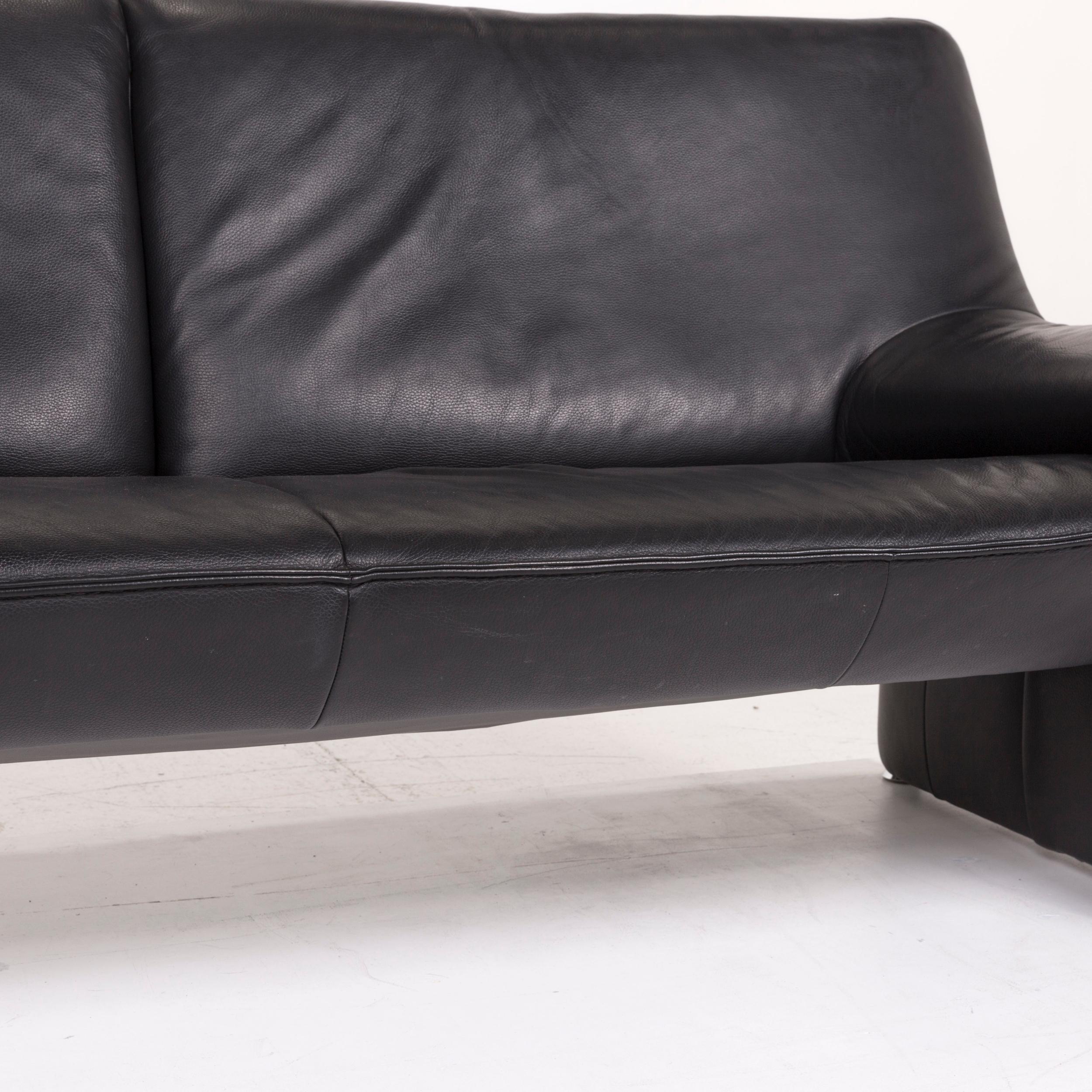 We bring to you a Laauser Atlanta leather sofa black three-seat couch.
   
 

 Product measurements in centimeters:
 

Depth 83
Width 197
Height 85
Seat-height 45
Rest-height 53
Seat-depth 53
Seat-width 135
Back-height 45.