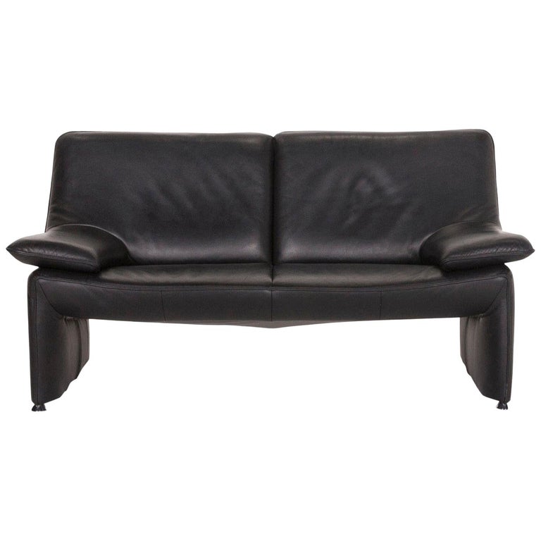 Atlanta Leder-Sofa mit schwarzer Zweisitzer von Laauser bei 1stDibs