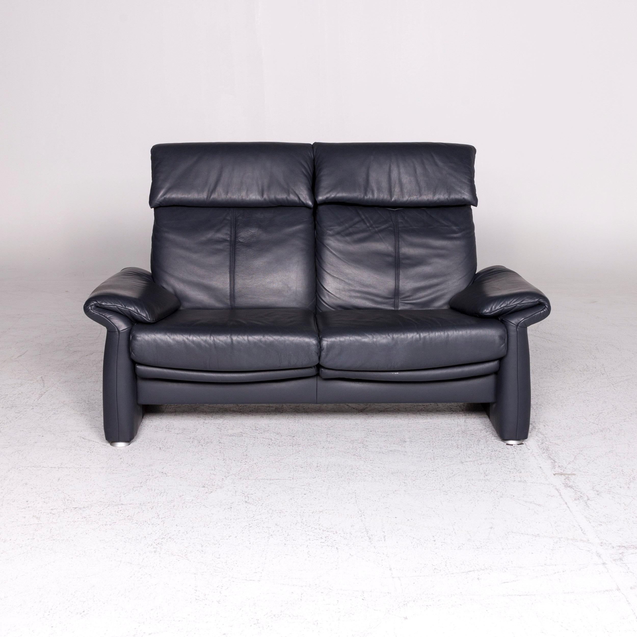 Wir präsentieren Ihnen ein Laauser Ledersofa blau mit zwei Sitzplätzen.

 Produktabmessungen in Zentimetern:

Tiefe 91
Breite 158
Höhe 100
Sitzhöhe 43
Resthöhe 53
Sitztiefe 53
Sitzbreite 105
Rückenhöhe 60.
 