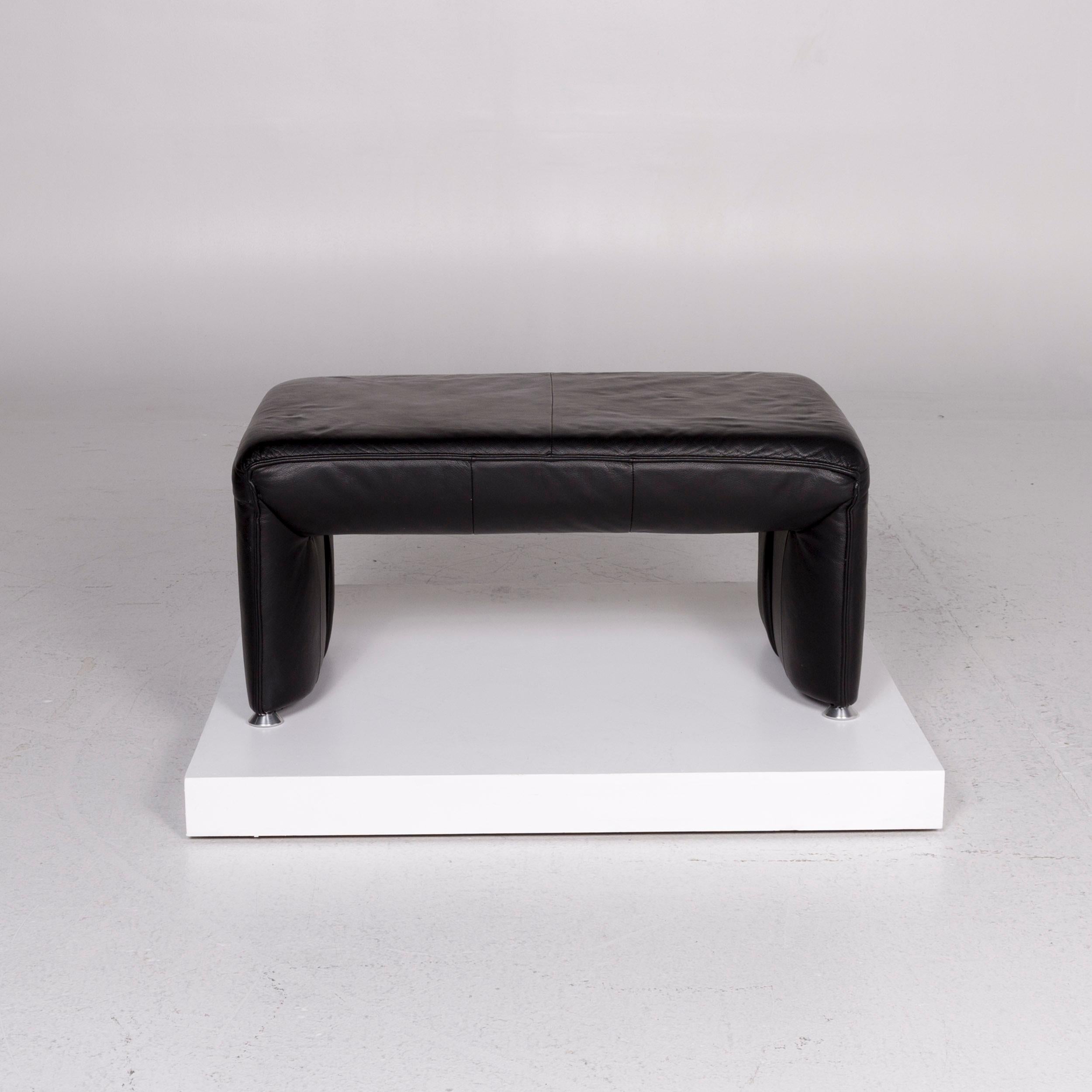 We bring to you a Laauser leather stool black footstool.
   
 

 Product measurements in centimeters:
 

 Depth 59
Width 89
Height 42.




 