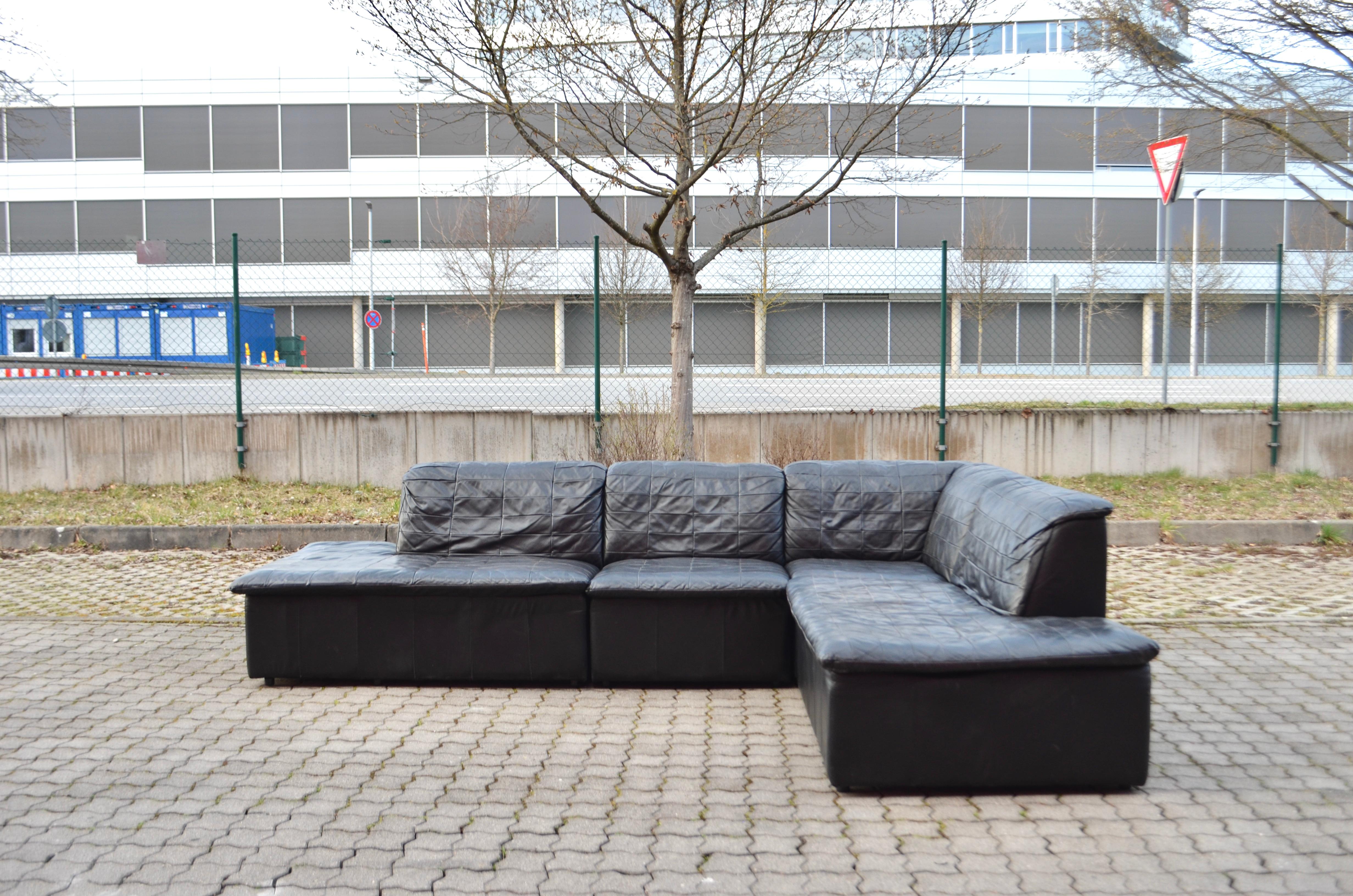 Laauser leathersofa in Patchwork Leather.
Modular sofa in black aniline leather.
Original from the 1970s
On the side the elements has the farbric.
So it can be used only as a L Sofa on both sides or as a large Sofa.
This sofa consists of 4