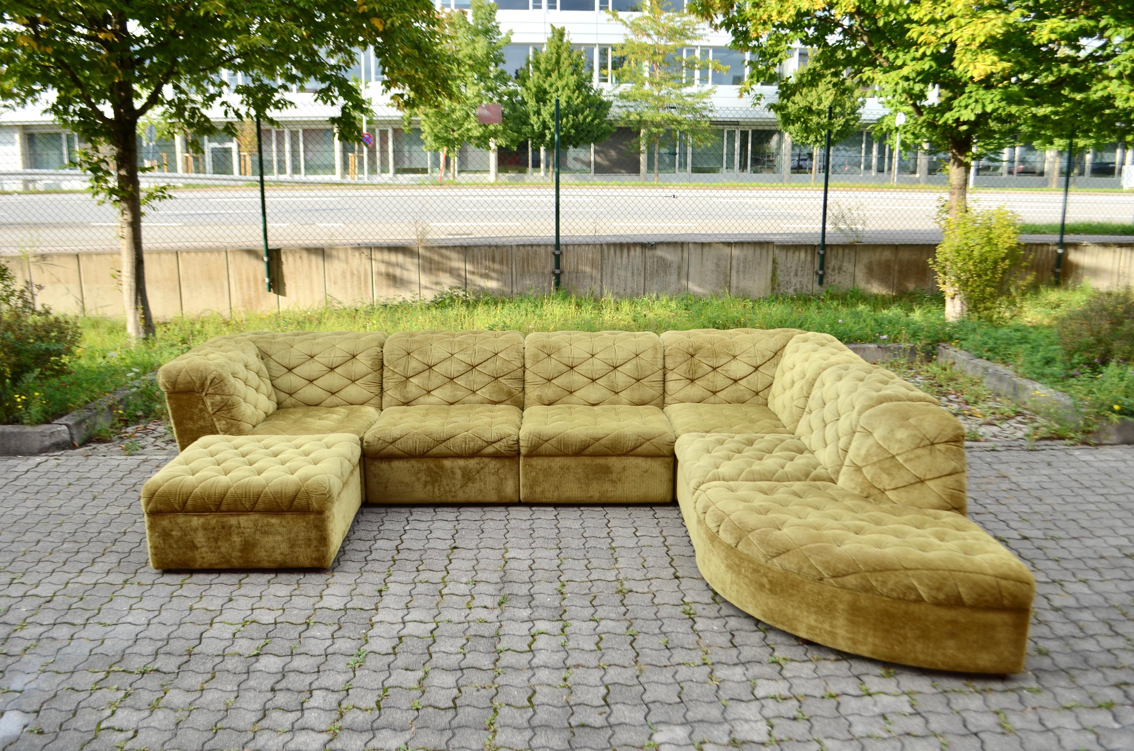 Este sofá seccional modular fue fabricado por Laauser en Alemania.
Es un auténtico diseño de los años setenta con una forma atemporal y moderna.
El tejido es de terciopelo en un precioso color verde oliva.
Cada elemento tiene un armazón de madera