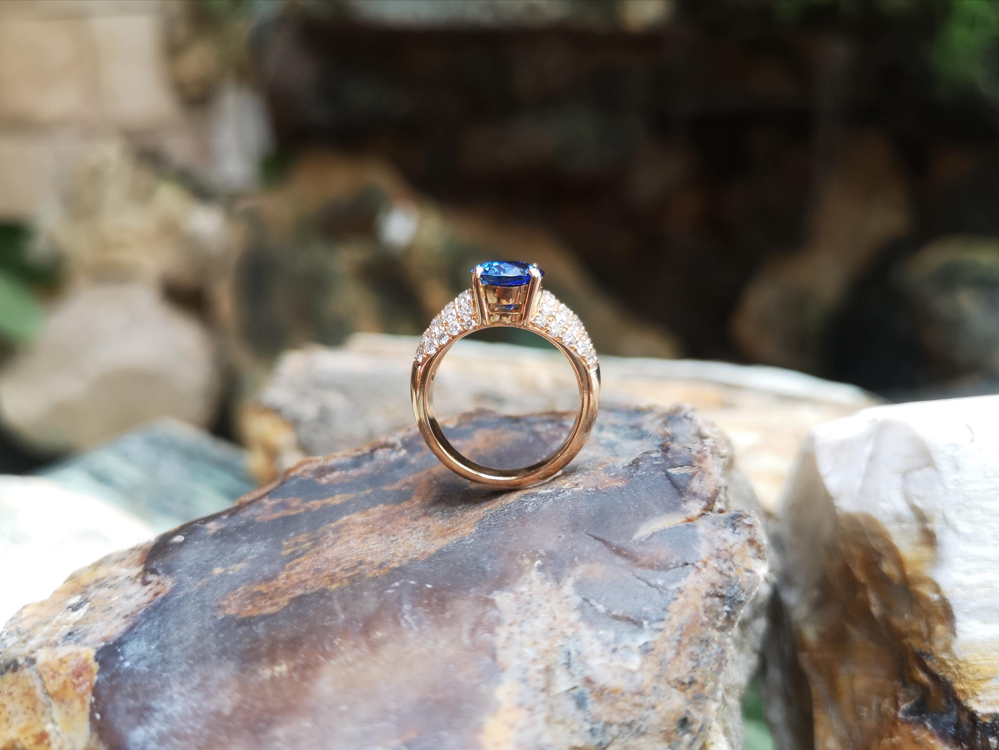 Contemporary Certified Ceylon Blue Sapphire with Diamond Ring Set in 18 Karat Rose Gold For Sale