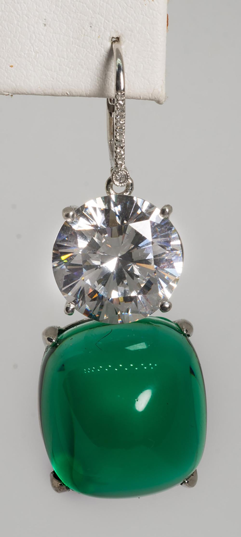 Costume Jewelry Diamant-Ohrringe mit großem Cabochon-Smaragd von Clive Kandel (Art déco)