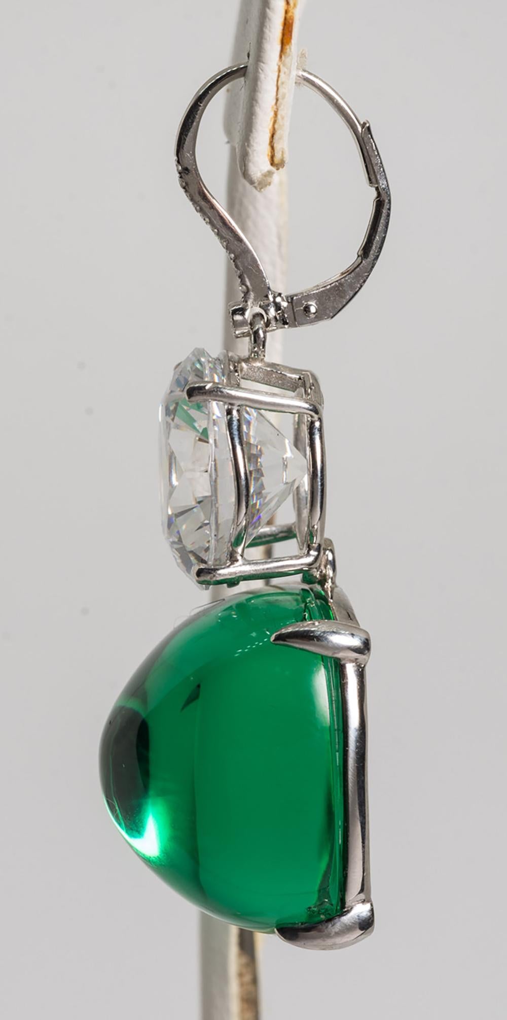 Costume Jewelry Diamant-Ohrringe mit großem Cabochon-Smaragd von Clive Kandel (Smaragdschliff)