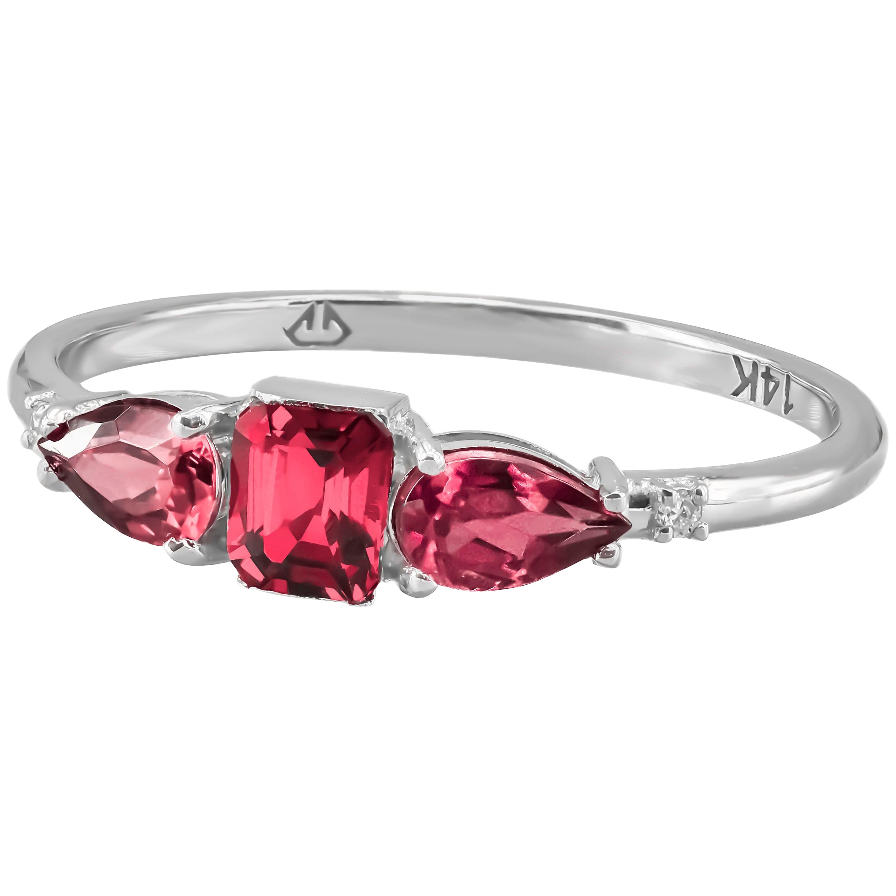 Im Angebot: Lab Granatiert 14k Gold Ring. ()