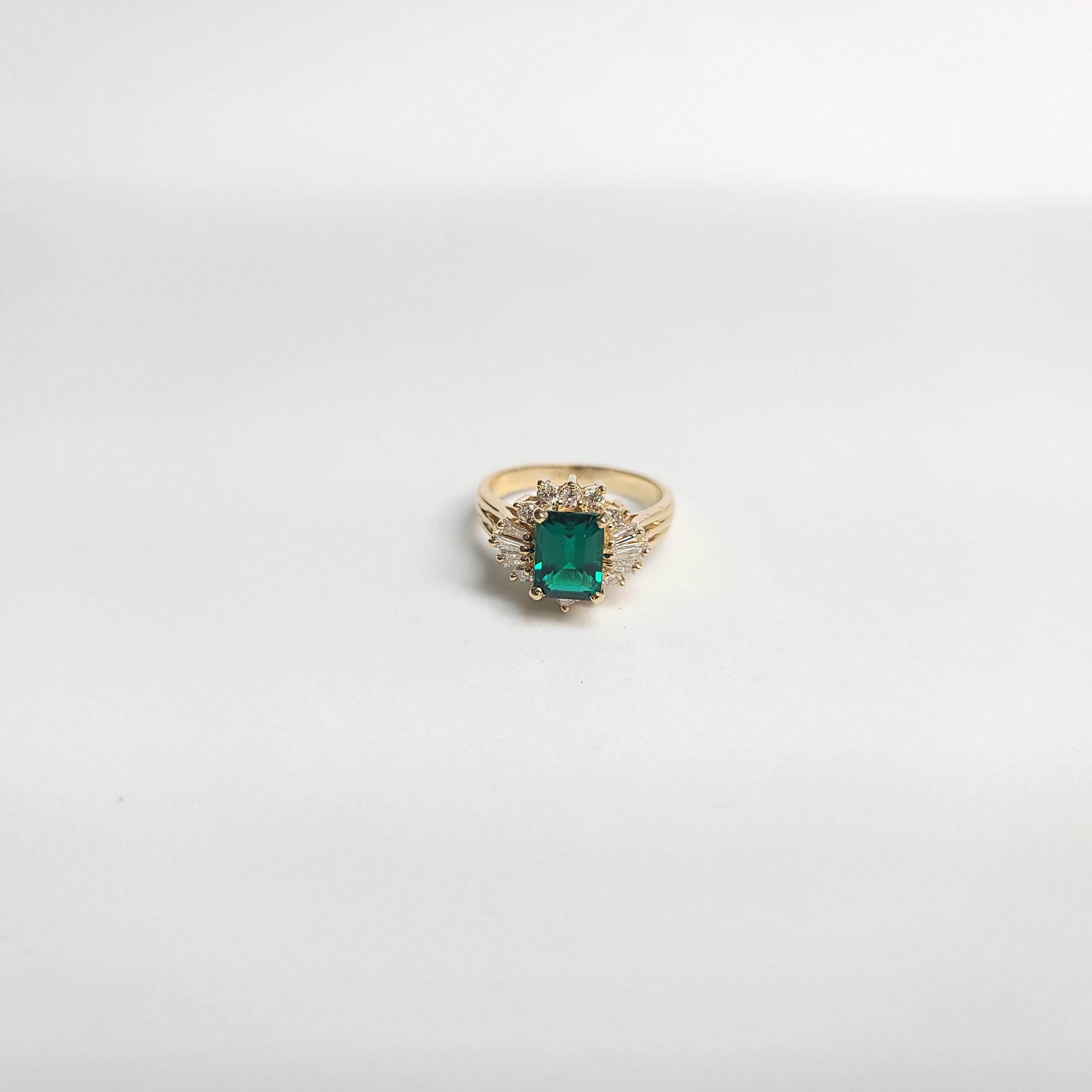 Bague de fiançailles émeraude générée en laboratoire avec halo de diamants Neuf - En vente à Sugar Land, TX