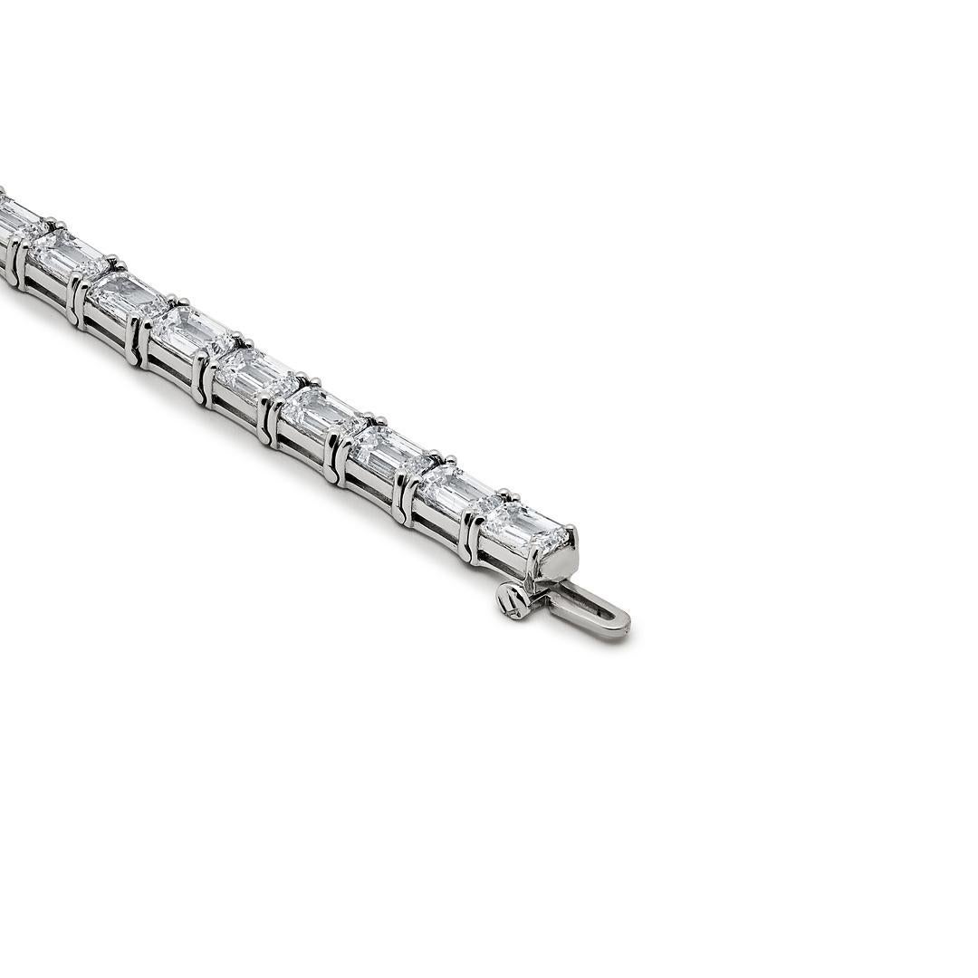 Contemporary Lab-Grown Diamond Emerald-Cut Tennis Bracelet For Sale