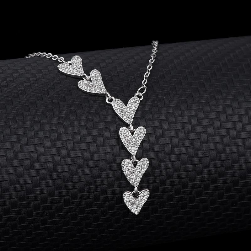 Voici notre exquis collier pendentif cœur en diamant, un symbole d'amour et d'élégance qui saura conquérir votre cœur. Réalisé avec une précision inégalée, ce superbe collier présente un pendentif délicat orné de 6 petits cœurs étincelants, chacun