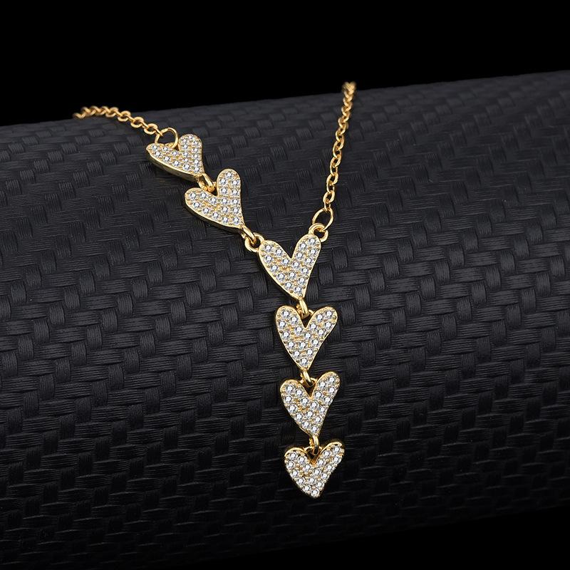 Round Cut 2.04 TCW VVS Natural Diamond Heart Pendant Necklace For Sale