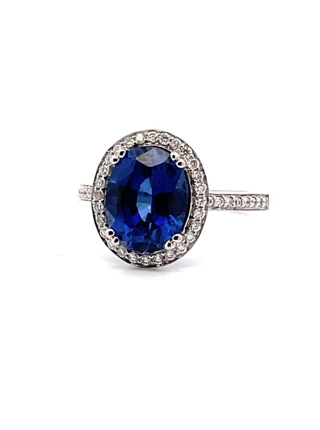 Laborgezüchteter ovaler Saphir 3,68 Karat in 18K Weißgold Halo Round Diamond Ring im Angebot 2