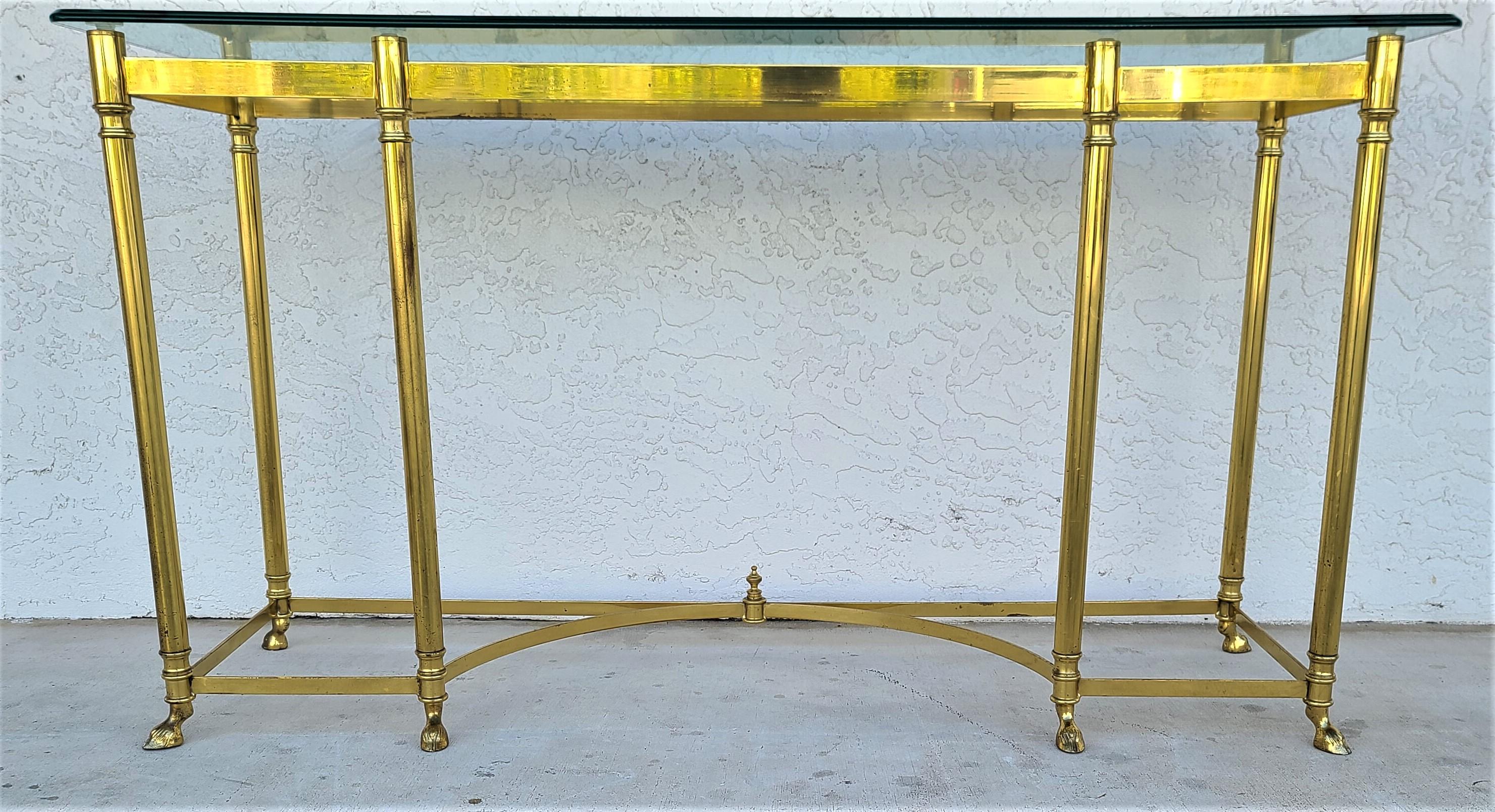Offering one of our recent Palm Beach Estate fine furniture acquisitions of a
Vintage Hollywood Regency Labarge brass and beveled glass hoof feet console sofa table
With the original beveled ogee edge glass top 

Approximate measurements in