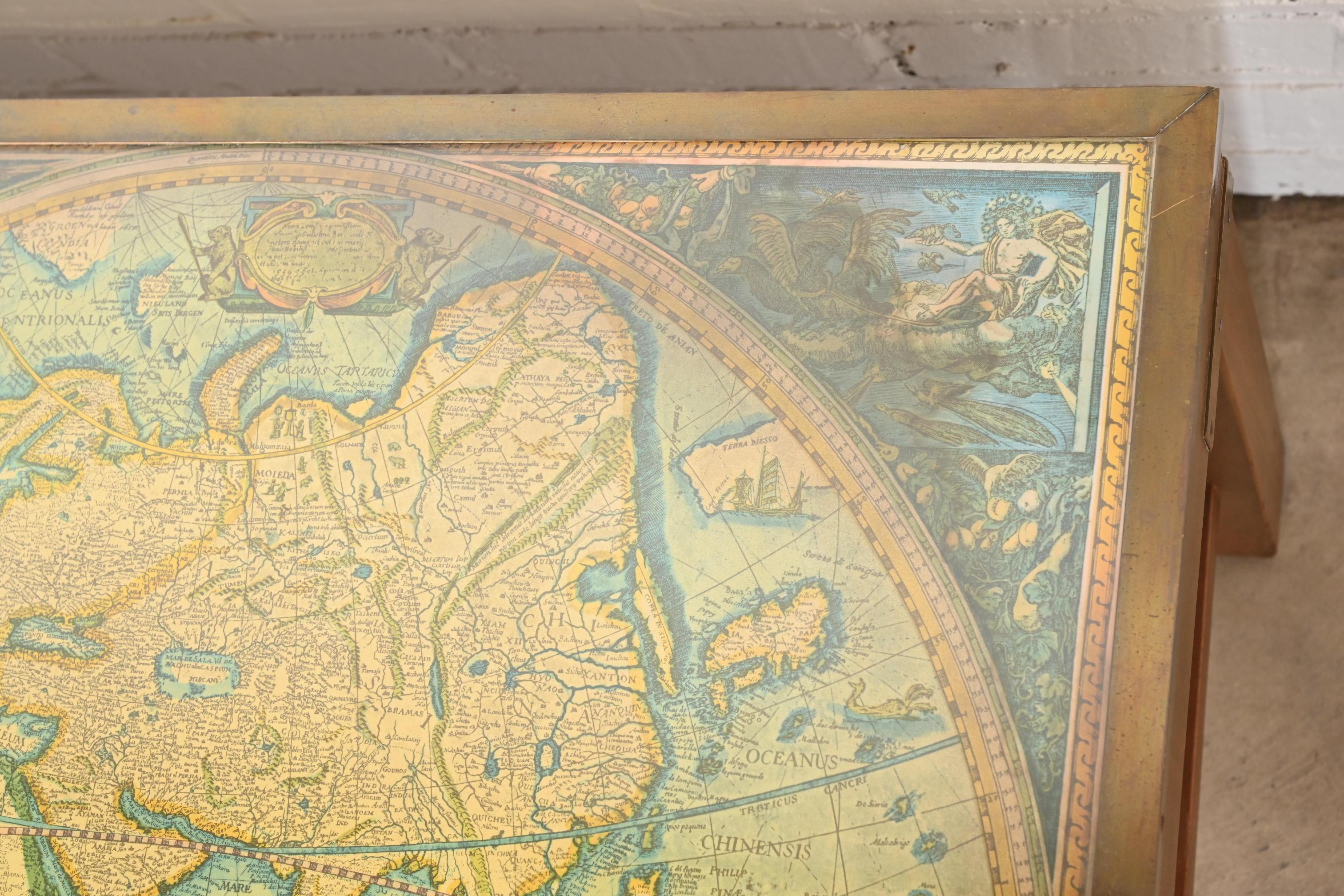 Table basse Labarge Campaign en acajou et laiton avec plateau en carte du Vieux Monde en vente 3
