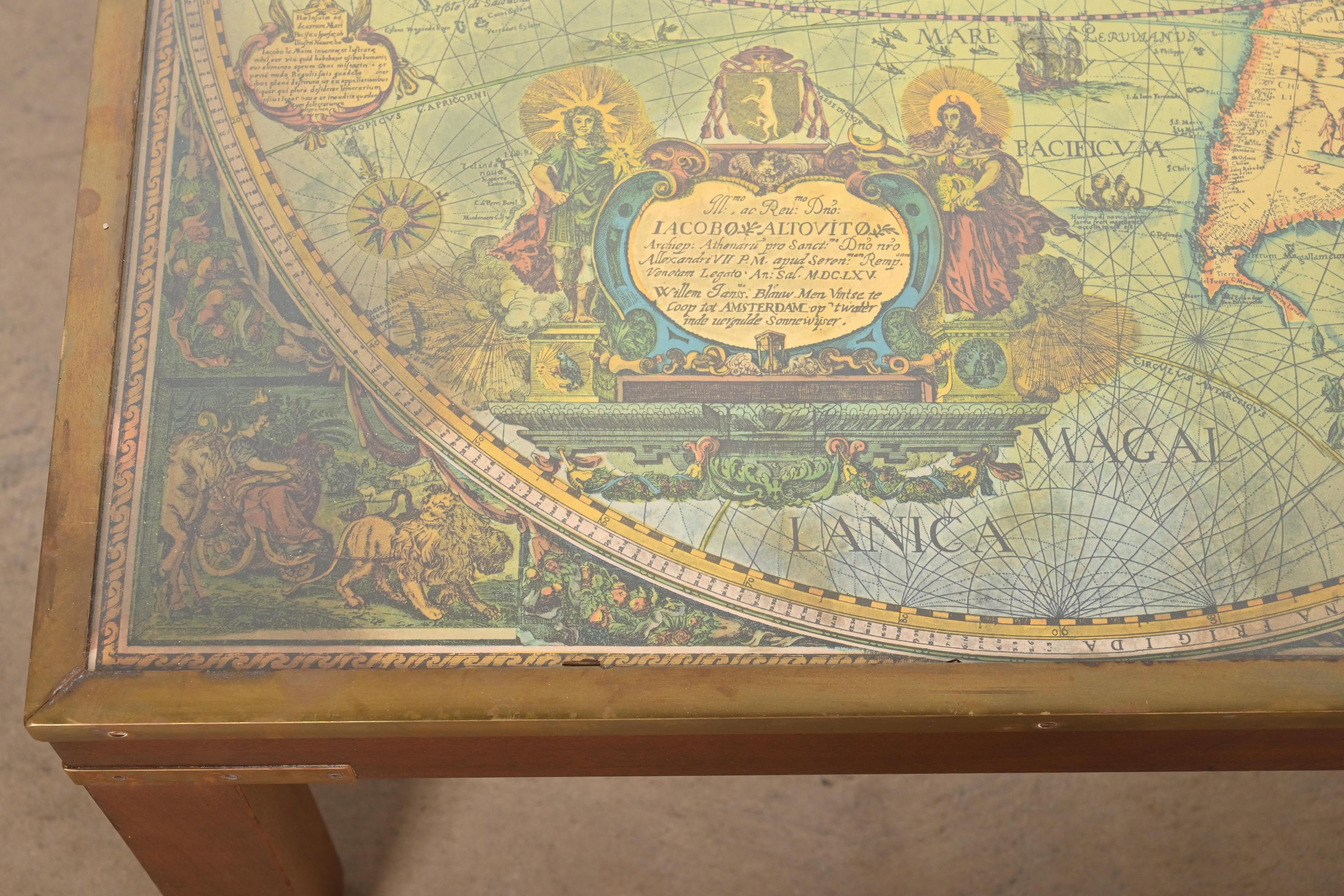 Table basse Labarge Campaign en acajou et laiton avec plateau en carte du Vieux Monde en vente 1
