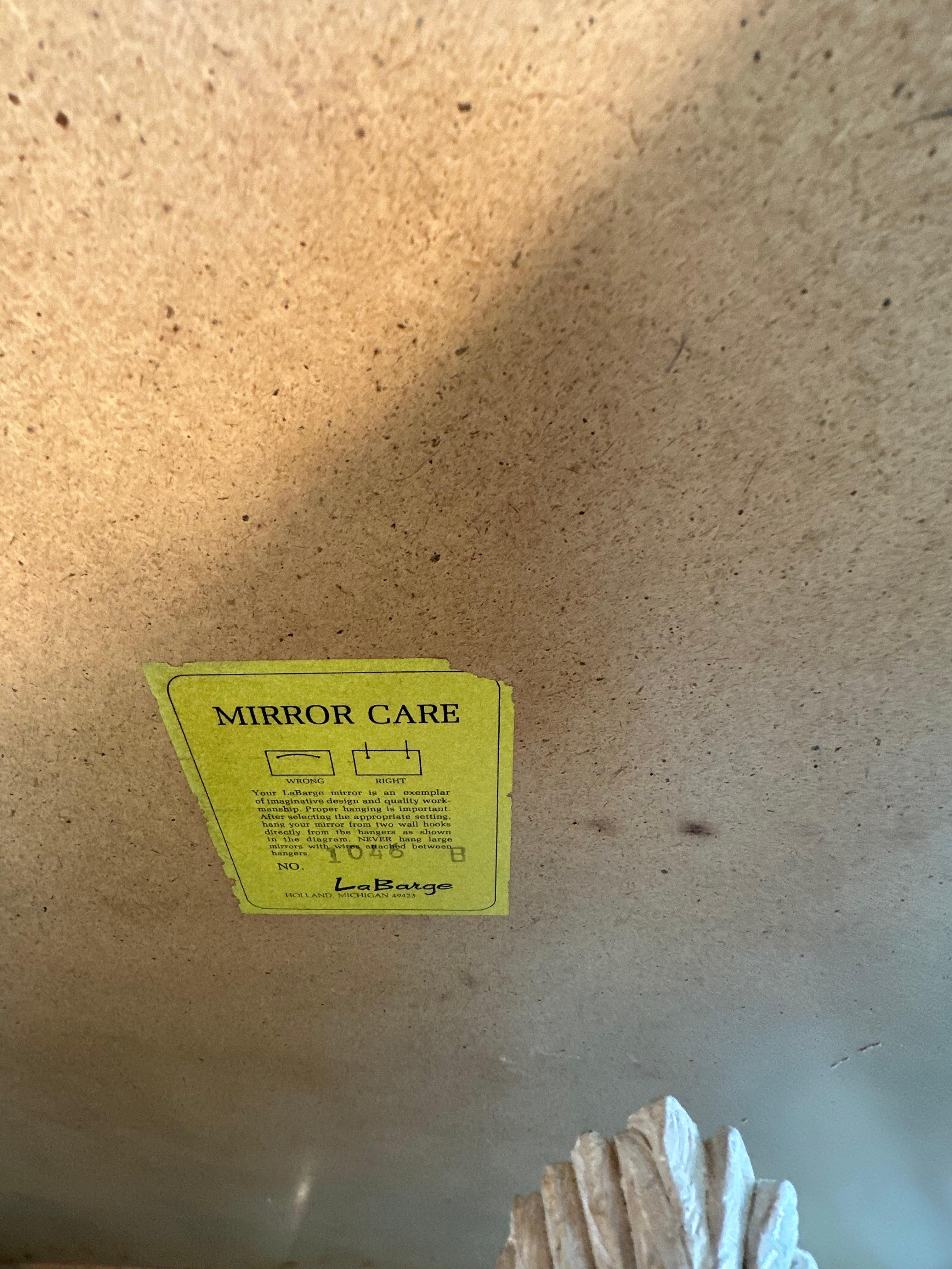 Espejo de Pared LaBarge Eglomise Chinoiserie Hoja de Plata Pintado Pájaro Mariposa en venta 6