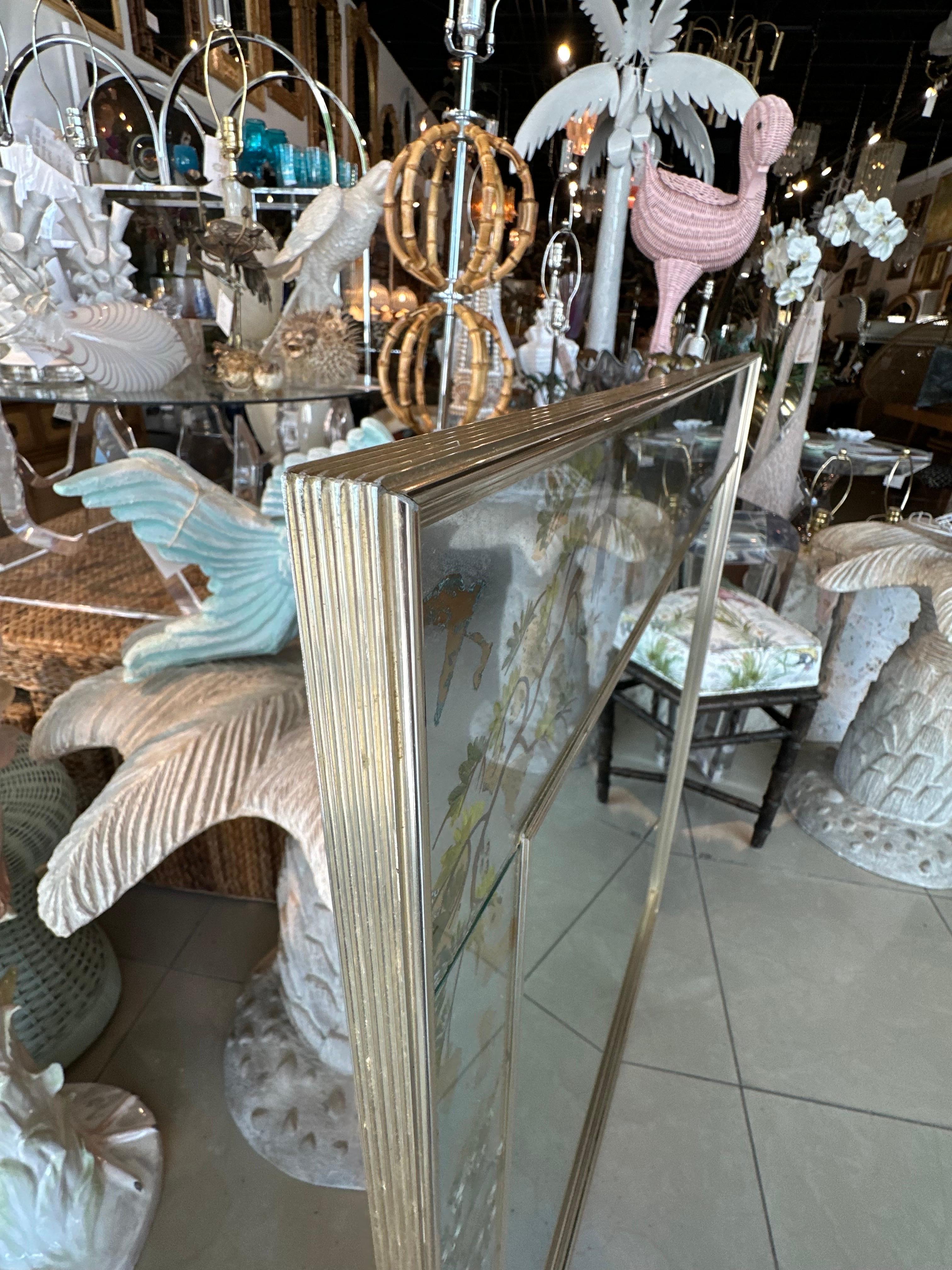 Espejo de Pared LaBarge Eglomise Chinoiserie Hoja de Plata Pintado Pájaro Mariposa en venta 10
