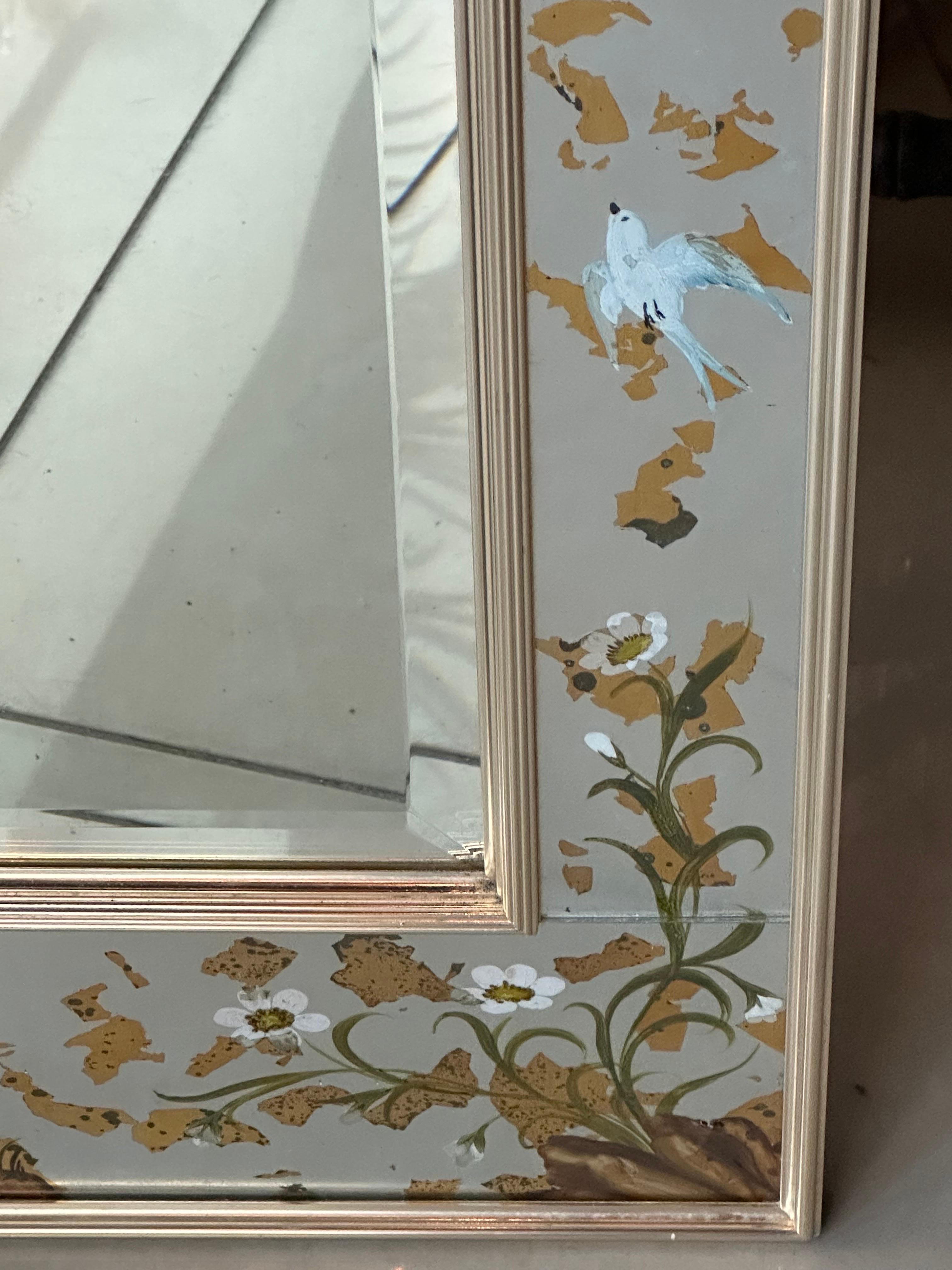 Precioso espejo de pared vintage de pan de plata, pintado a mano al revés, con motivos florales, pájaros y mariposas. Etiqueta LaBarge en la parte posterior del espejo. Viene listo para colgar. Dimensiones: 38,25 An x 42 Al x 1,5 Pr. 