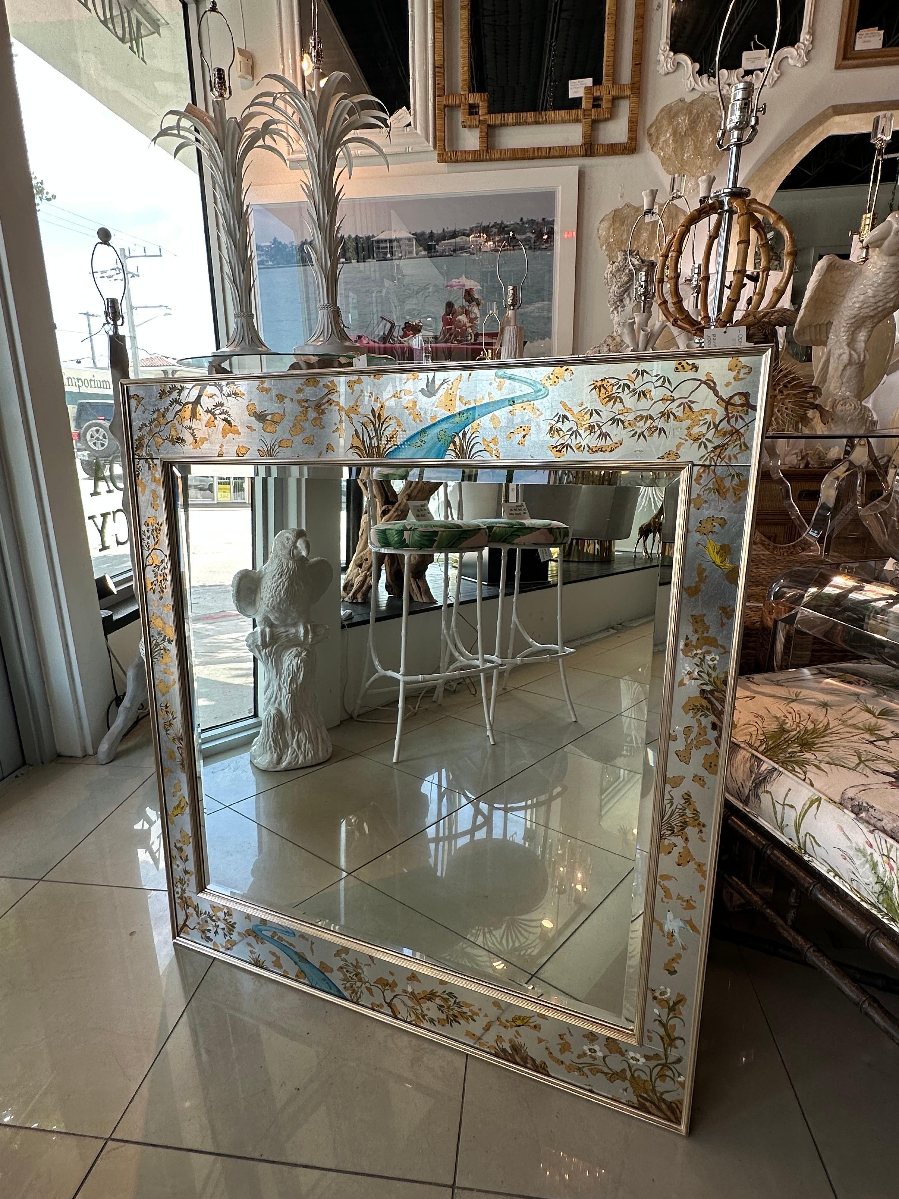 Espejo de Pared LaBarge Eglomise Chinoiserie Hoja de Plata Pintado Pájaro Mariposa finales del siglo XX en venta