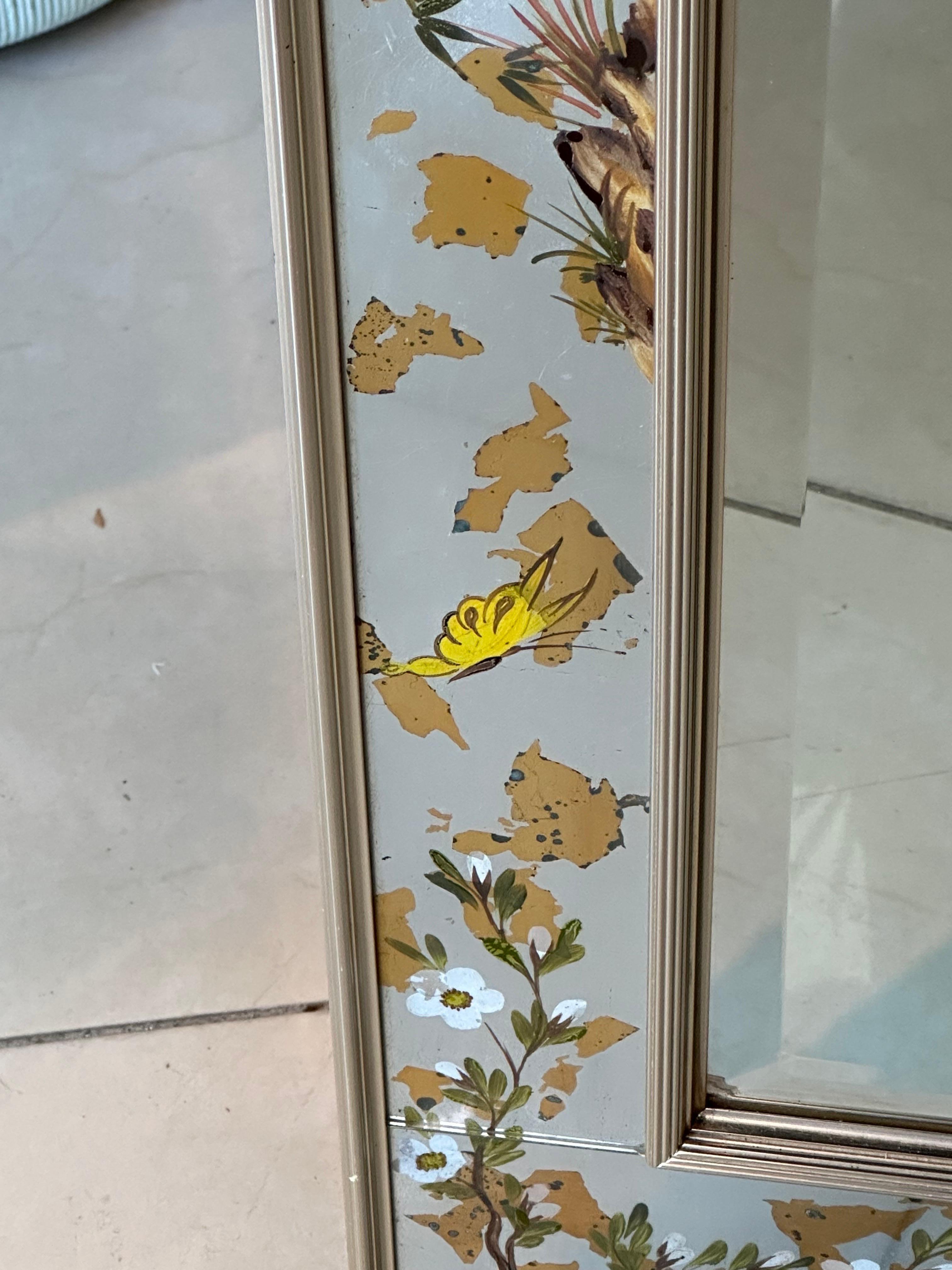 Espejo de Pared LaBarge Eglomise Chinoiserie Hoja de Plata Pintado Pájaro Mariposa en venta 1
