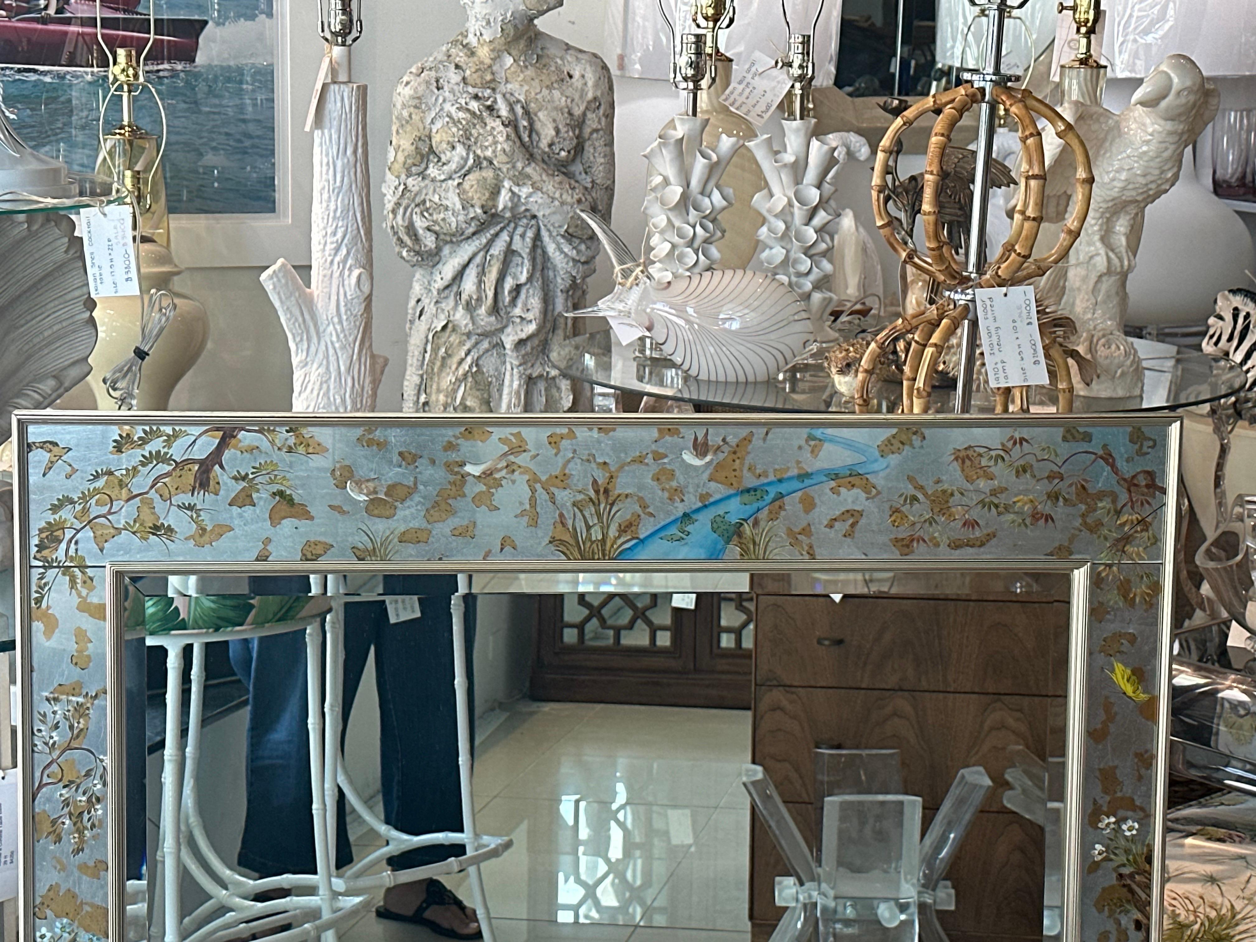 Espejo de Pared LaBarge Eglomise Chinoiserie Hoja de Plata Pintado Pájaro Mariposa en venta 4