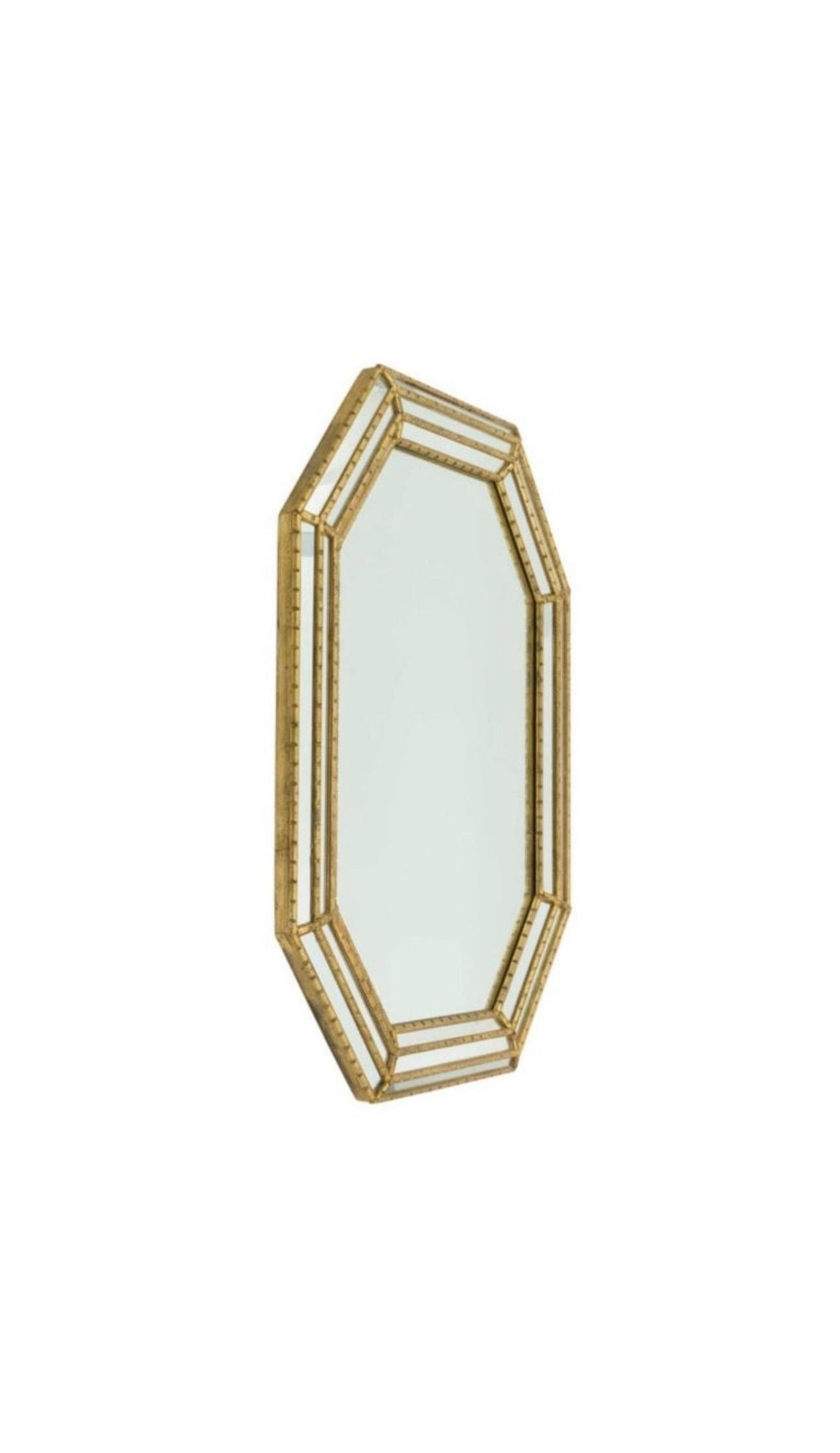 Miroir octogonal doré encadré par Labarge avec un cadre dentelé de style faux bambou et des panneaux miroirs encastrés. 

USA, vers 1980.

Dimensions : 42,25