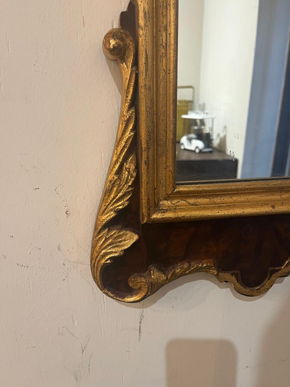 Miroir de style provincial français en acajou et doré, de fabrication italienne, avec finition vieillie.